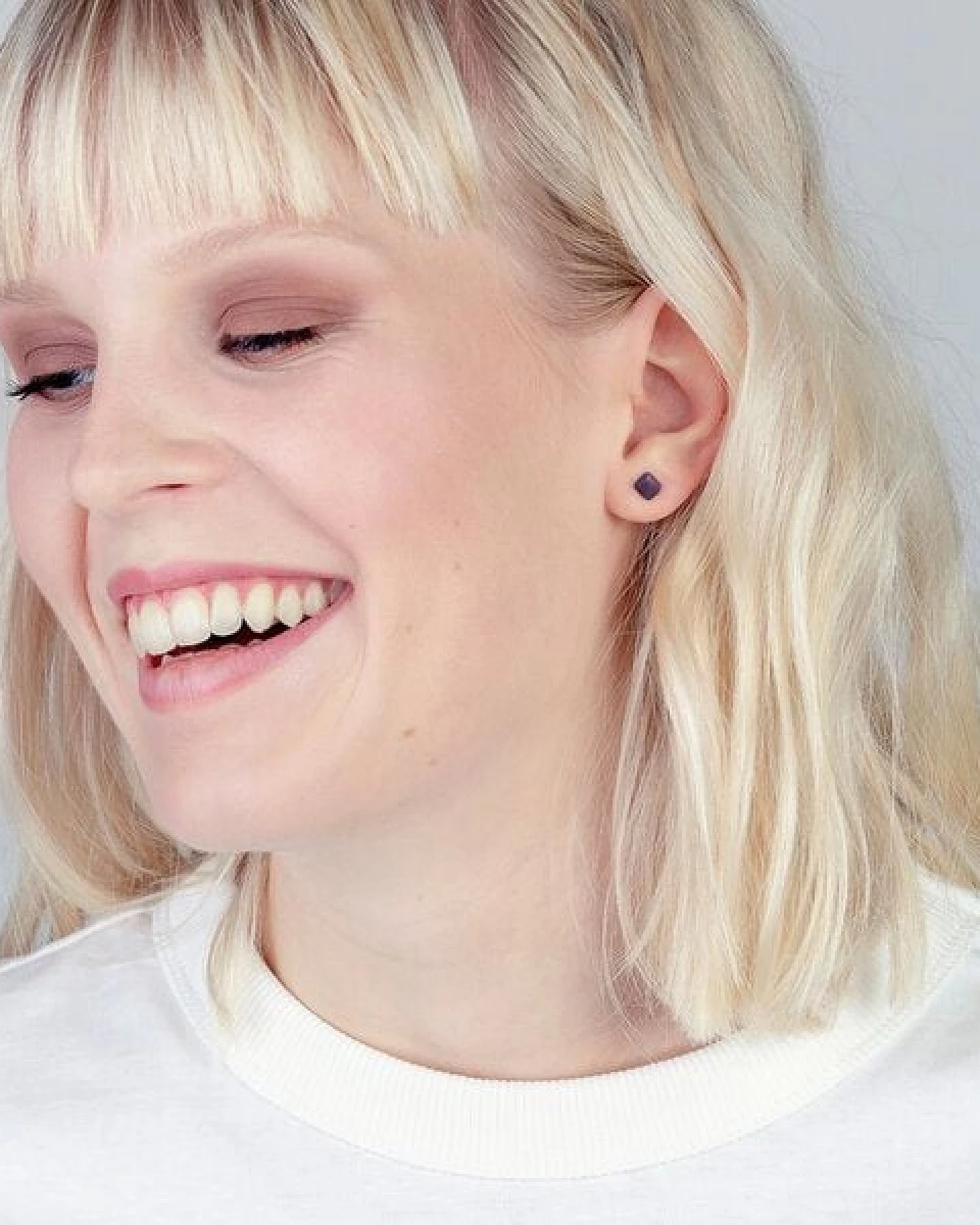 ALEXASCHA Winzige Ohrstecker aus recyceltem Glas – Ansicht 4