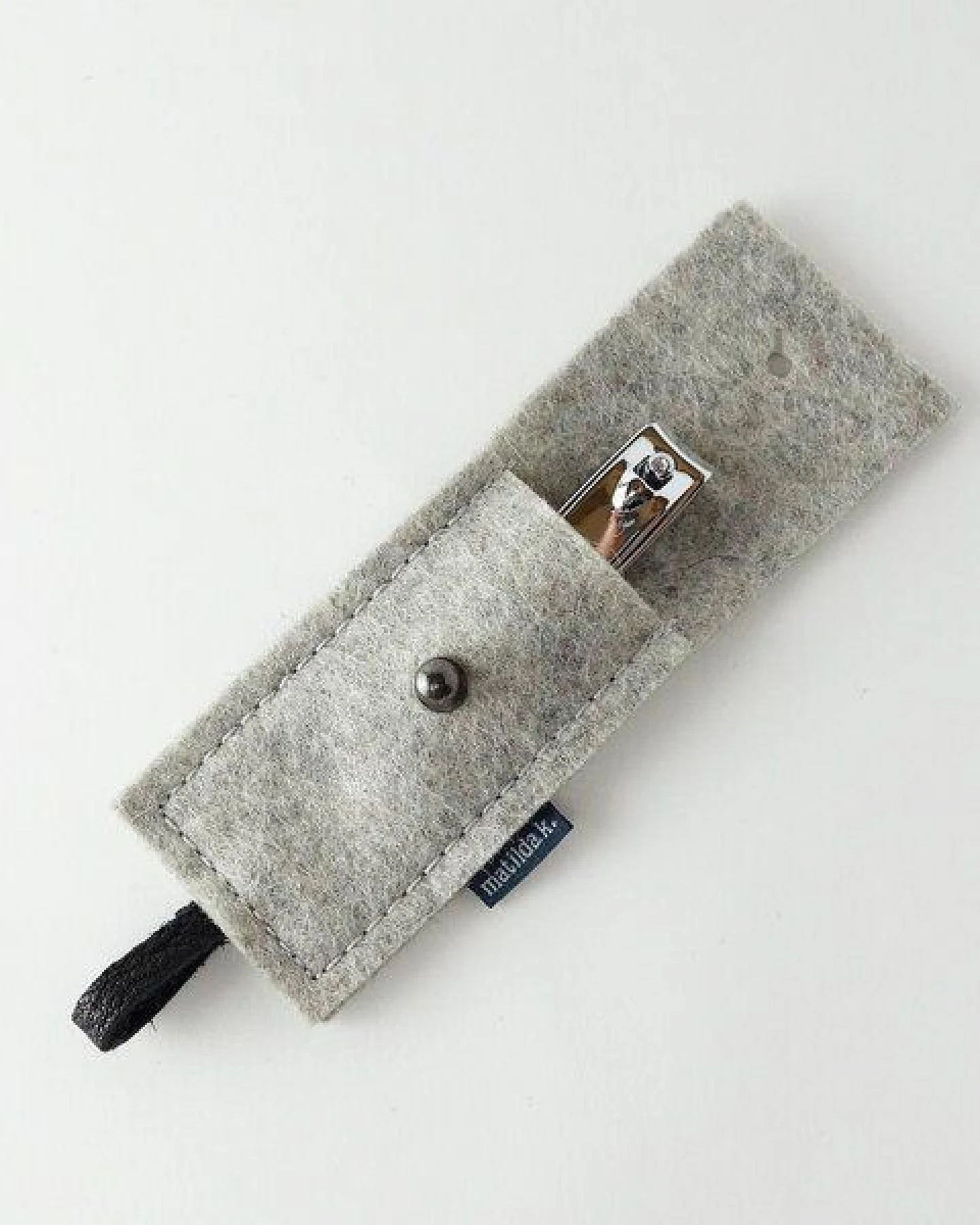 matilda k. manufaktur maniküre-etui minimalistisch aus Filz mit nagelknipser 'franz' – Ansicht 2