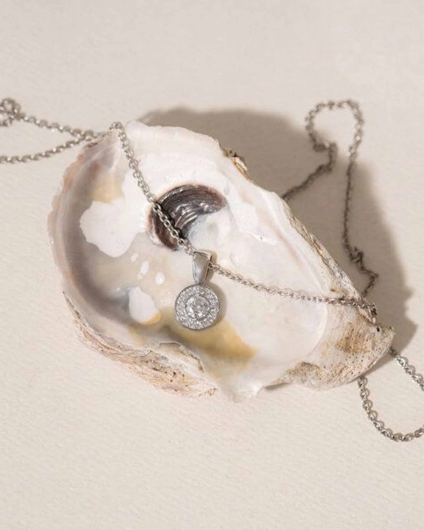 Eppi Halo-Anhänger mit Moissaniten und Diamanten Merryn – Ansicht 3