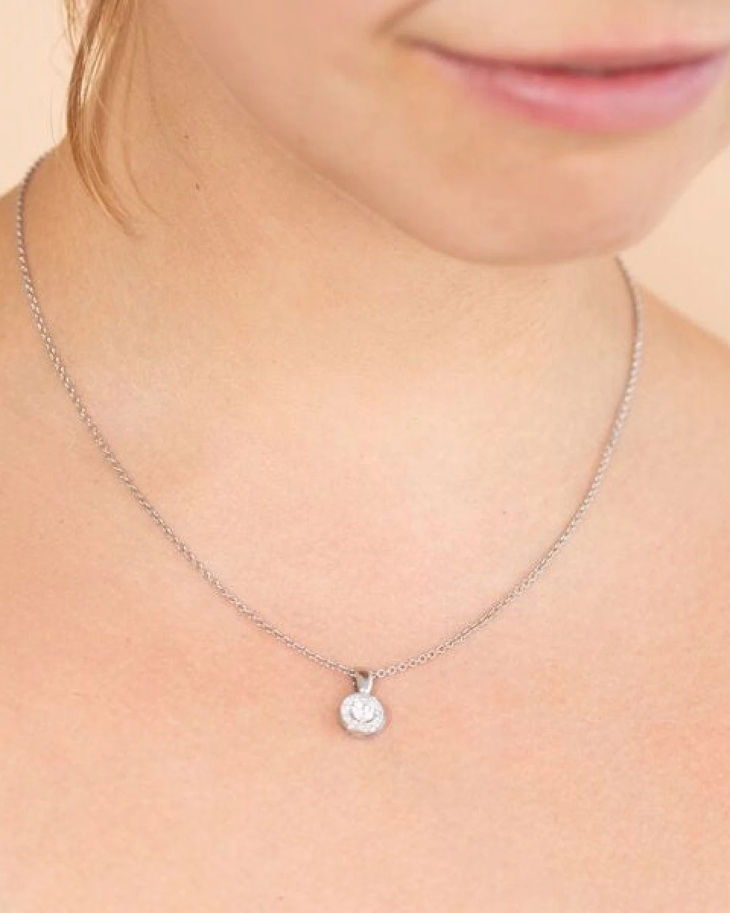 Eppi Halo-Anhänger mit Moissaniten und Diamanten Merryn – Ansicht 4
