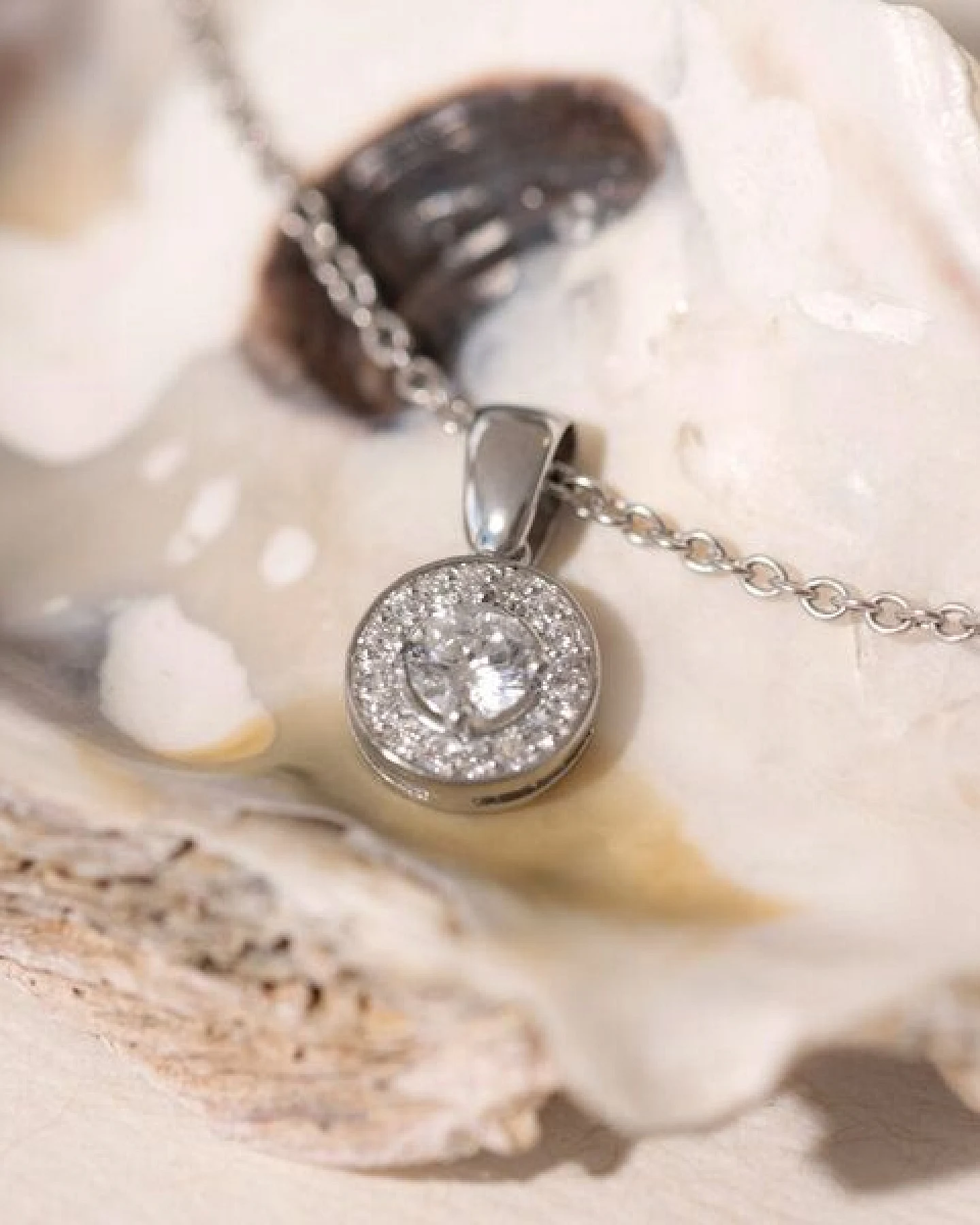 Eppi Halo-Anhänger mit Moissaniten und Diamanten Merryn – Ansicht 2