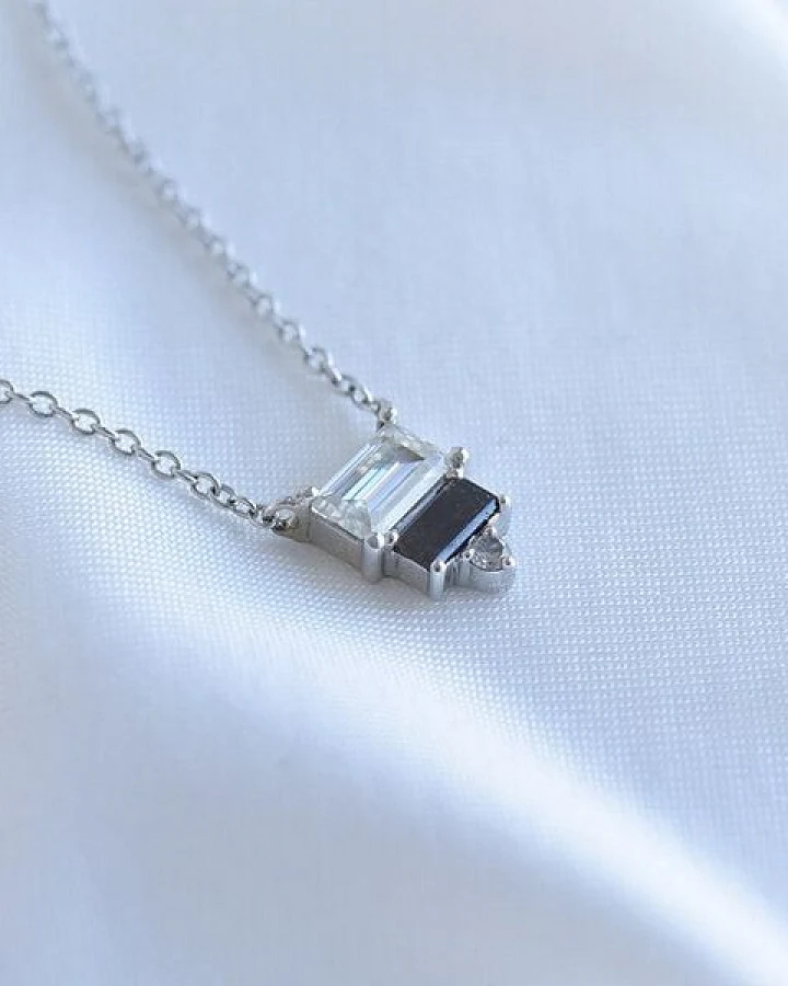 Eppi Kette mit Anhänger mit einem Moissanit und Salt and Pepper Diamanten Ivano