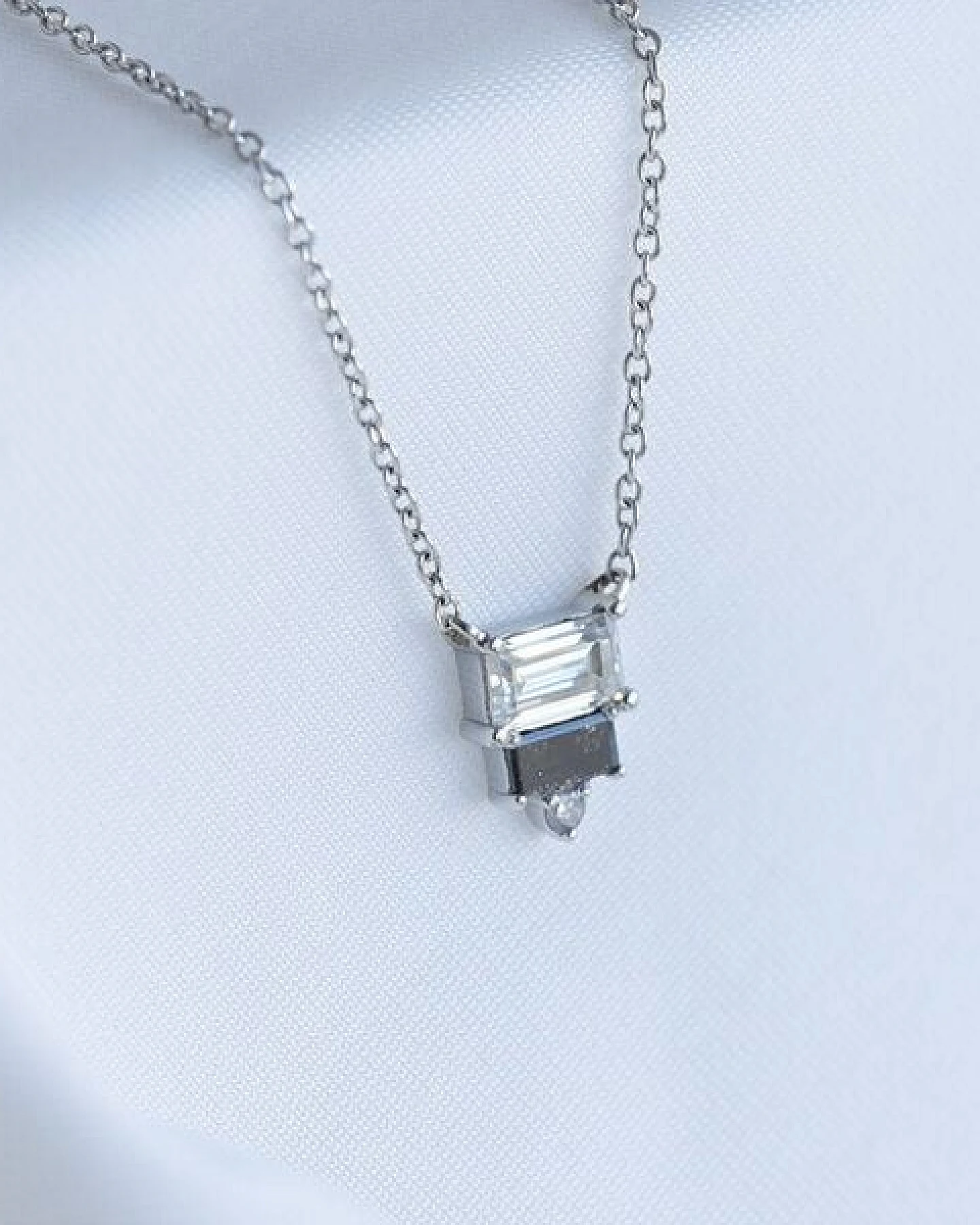 Eppi Kette mit Anhänger mit einem Moissanit und Salt and Pepper Diamanten Ivano – Ansicht 2