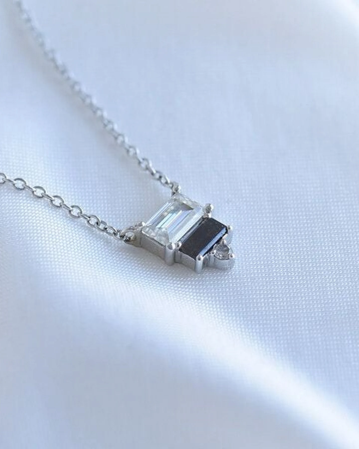 Eppi Kette mit Anhänger mit einem Moissanit und Salt and Pepper Diamanten Ivano – Ansicht 3