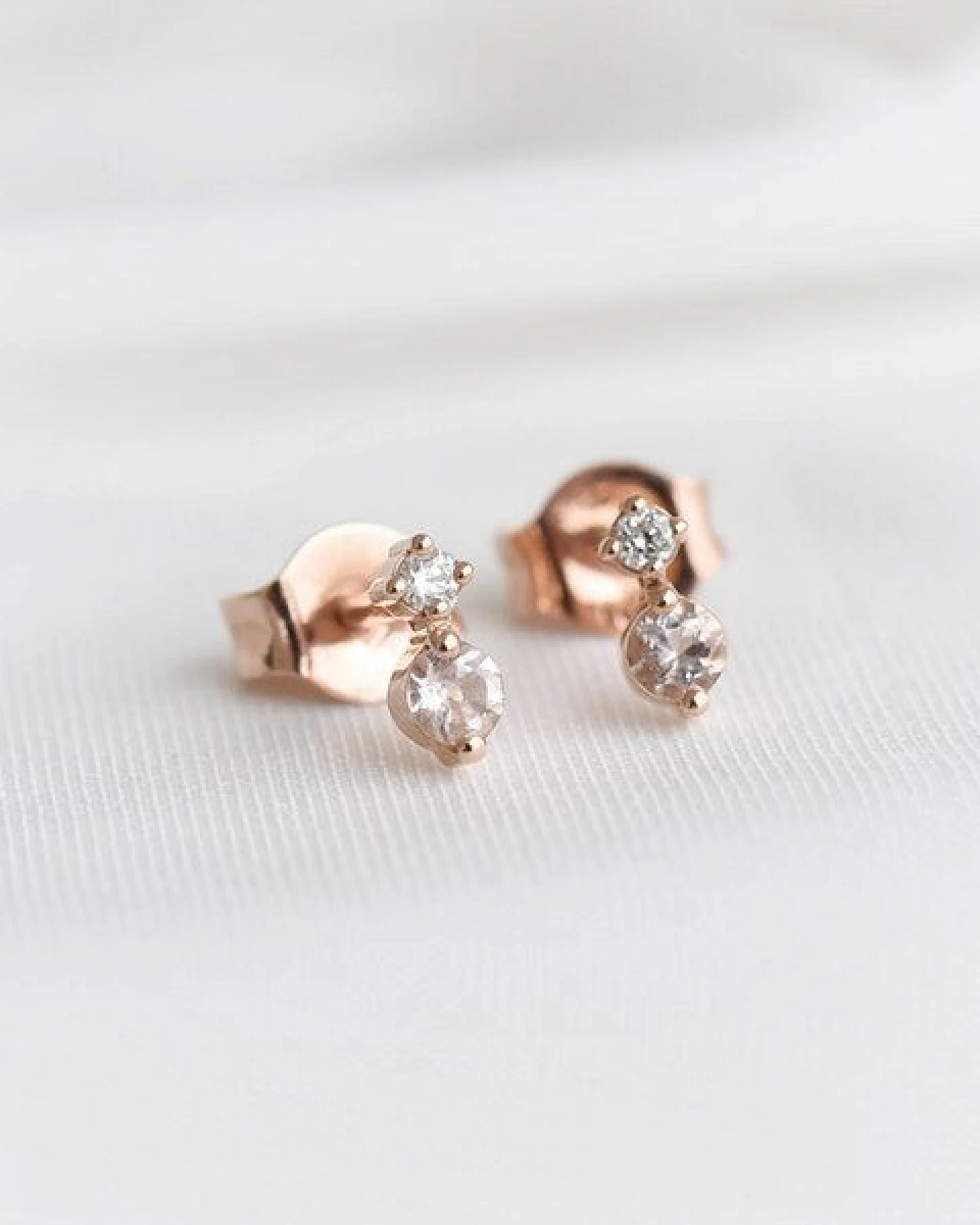 Eppi Minimalistische Ohrringe mit Morganiten und Diamanten Durante – Ansicht 2