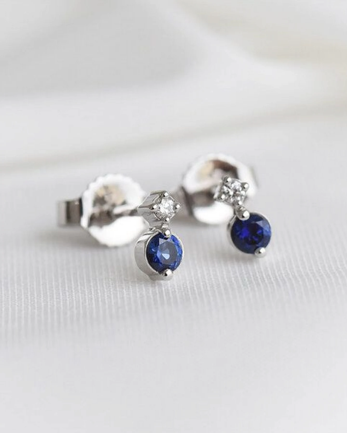 Eppi Minimalistische Ohrringe mit Saphiren und Diamanten Durante – Ansicht 2