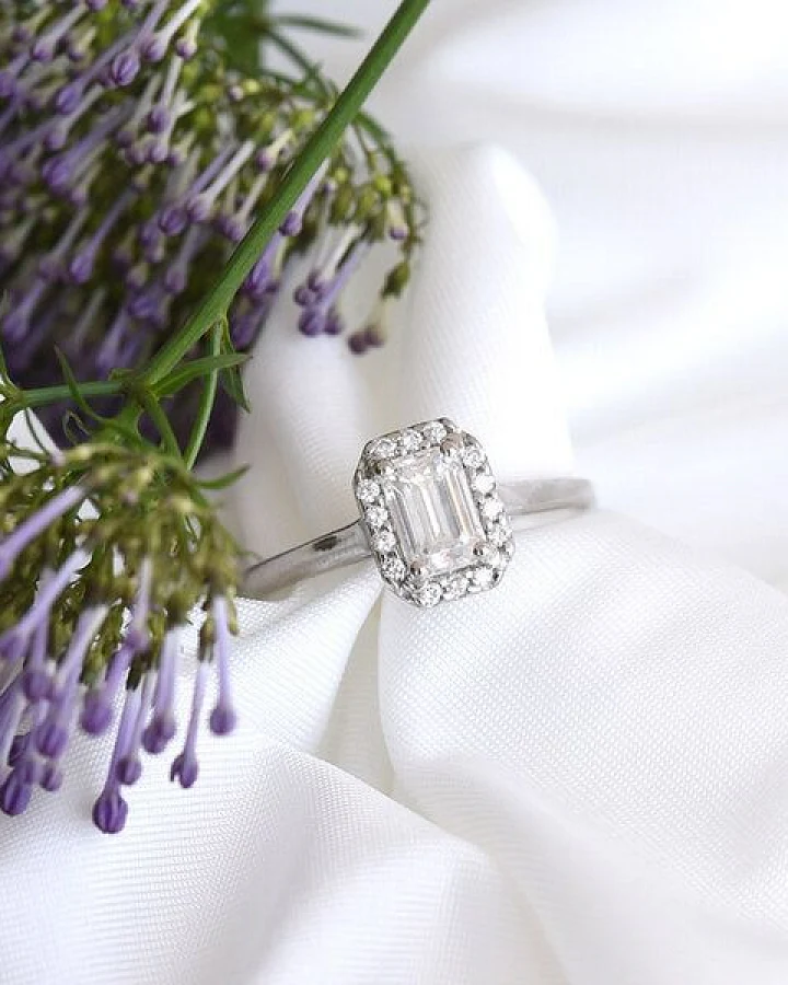 Eppi Verlobungsring aus Platin mit Emerald-Moissanit Valma