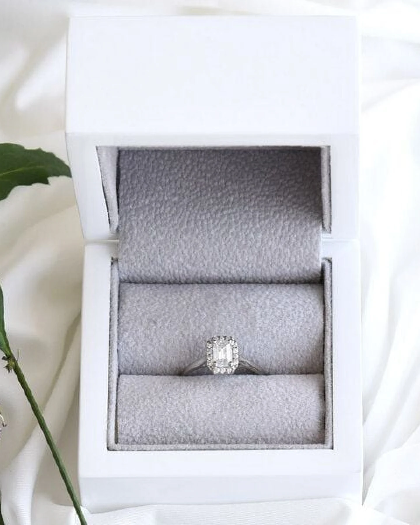 Eppi Verlobungsring aus Platin mit Emerald-Moissanit Valma – Ansicht 4
