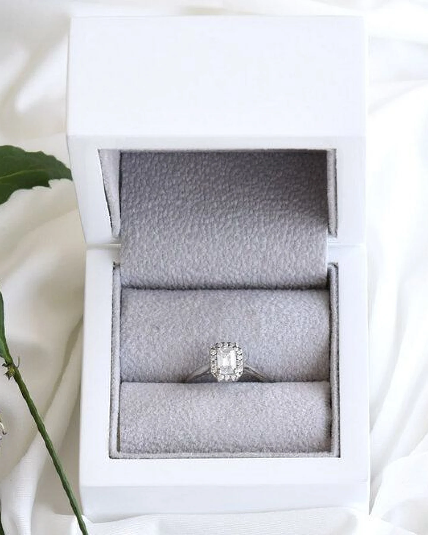 Eppi Verlobungsring aus Platin mit Emerald-Moissanit Valma – Ansicht 4