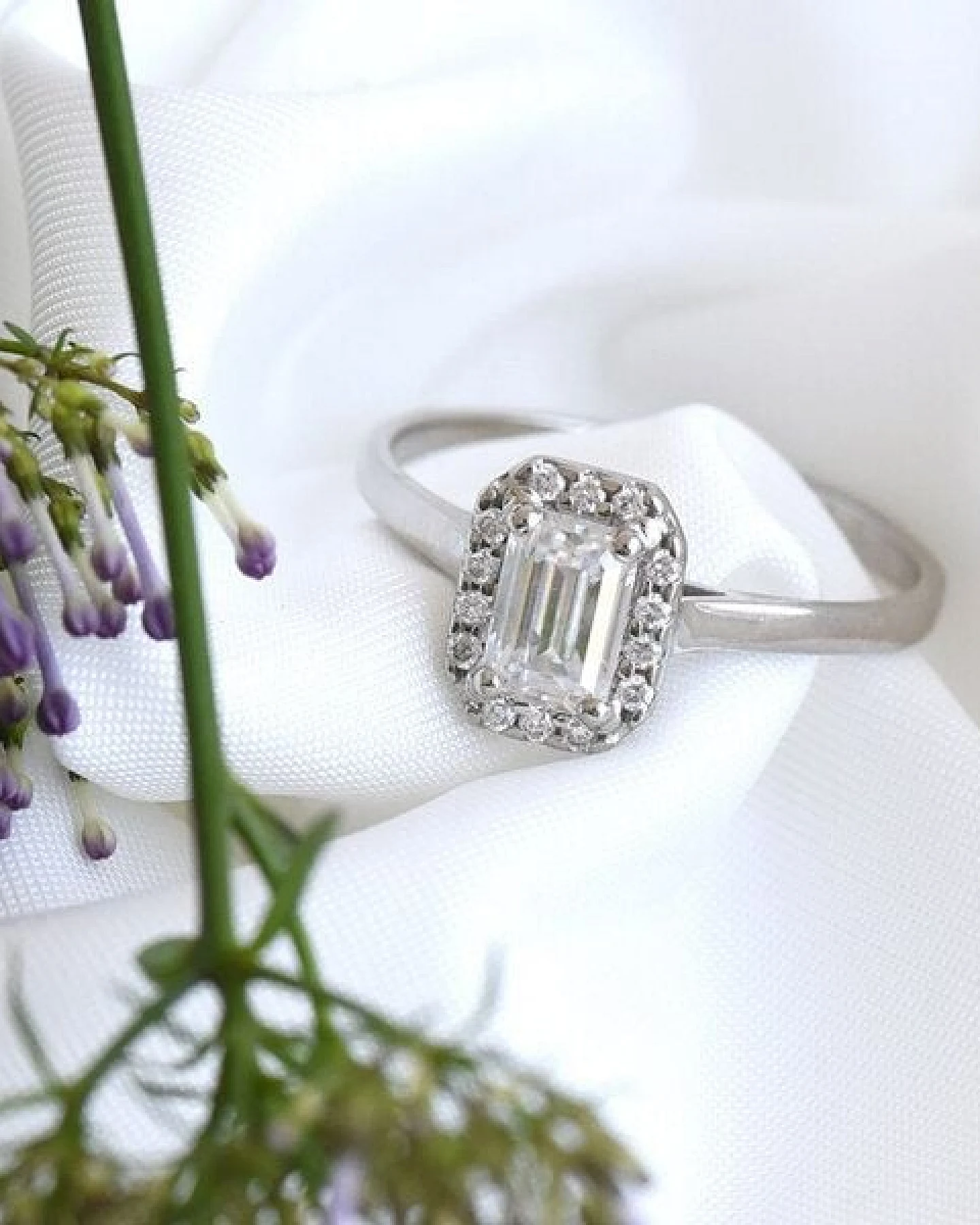 Eppi Verlobungsring aus Platin mit Emerald-Moissanit Valma – Ansicht 2