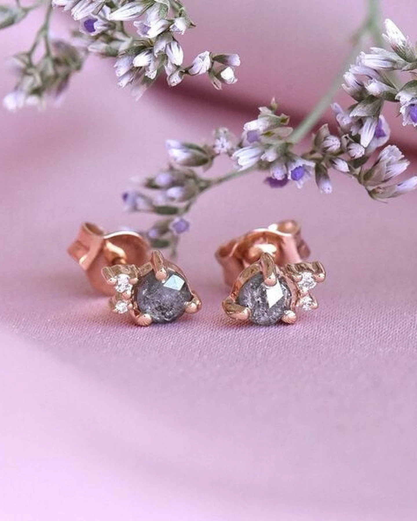 Eppi Goldene Cluster-Ohrringe mit Salt and Pepper Diamant Meave – Ansicht 2