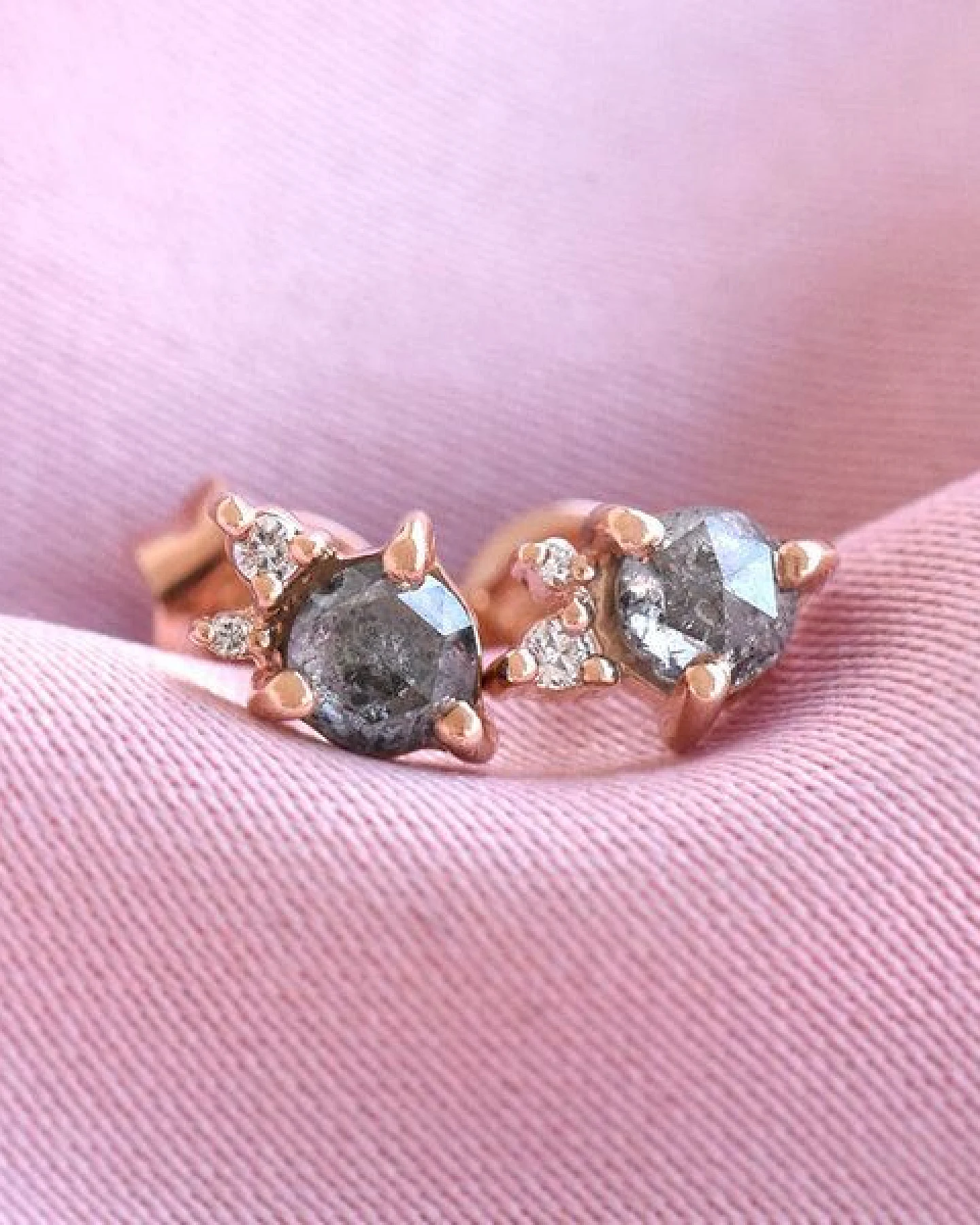 Eppi Goldene Cluster-Ohrringe mit Salt and Pepper Diamant Meave – Ansicht 4