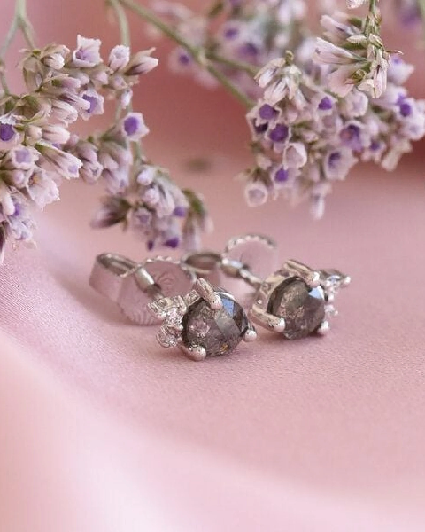 Eppi Goldene Cluster-Ohrringe mit Salt and Pepper Diamant Meave – Ansicht 4