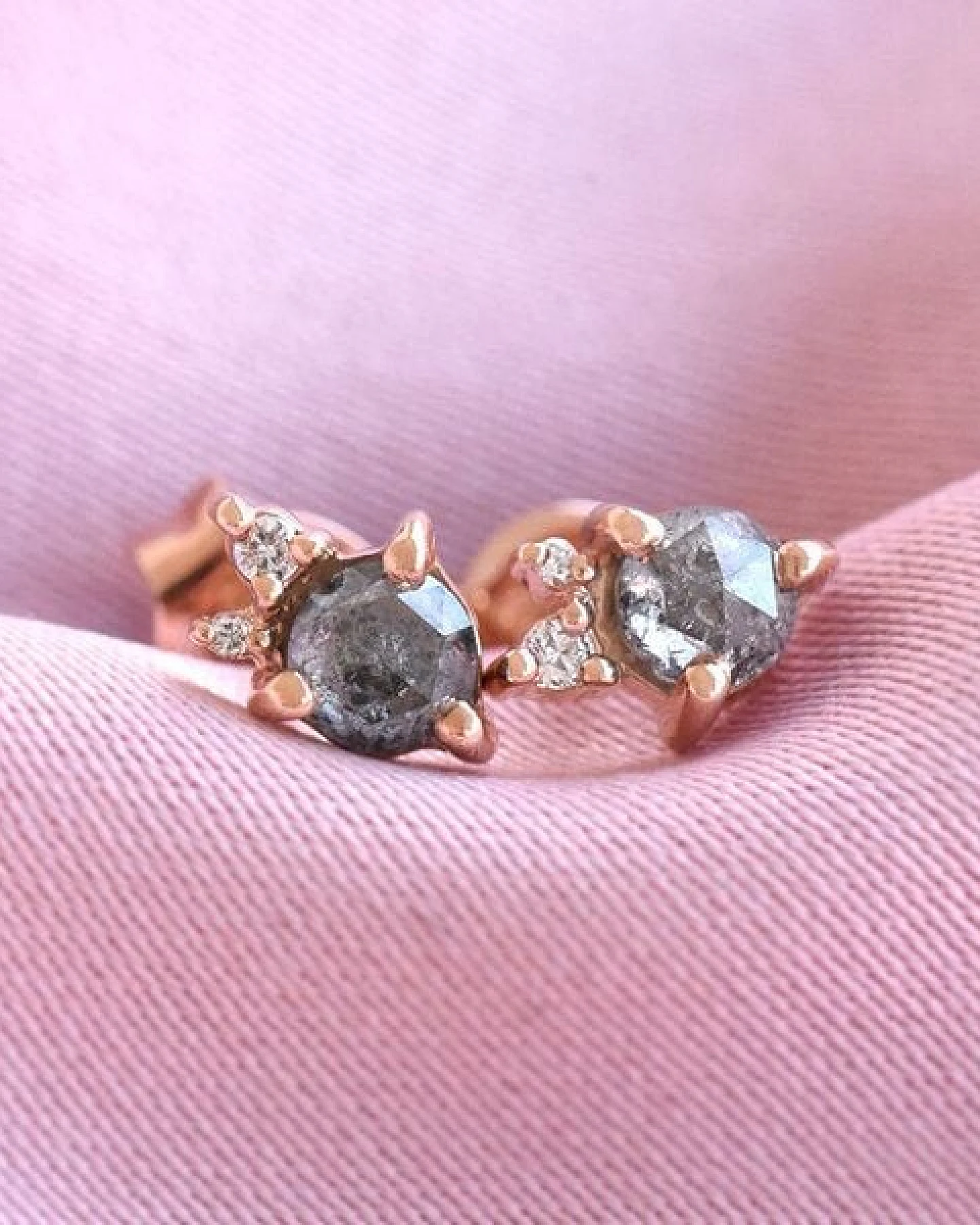 Eppi Goldene Cluster-Ohrringe mit Salt and Pepper Diamant Meave – Ansicht 4