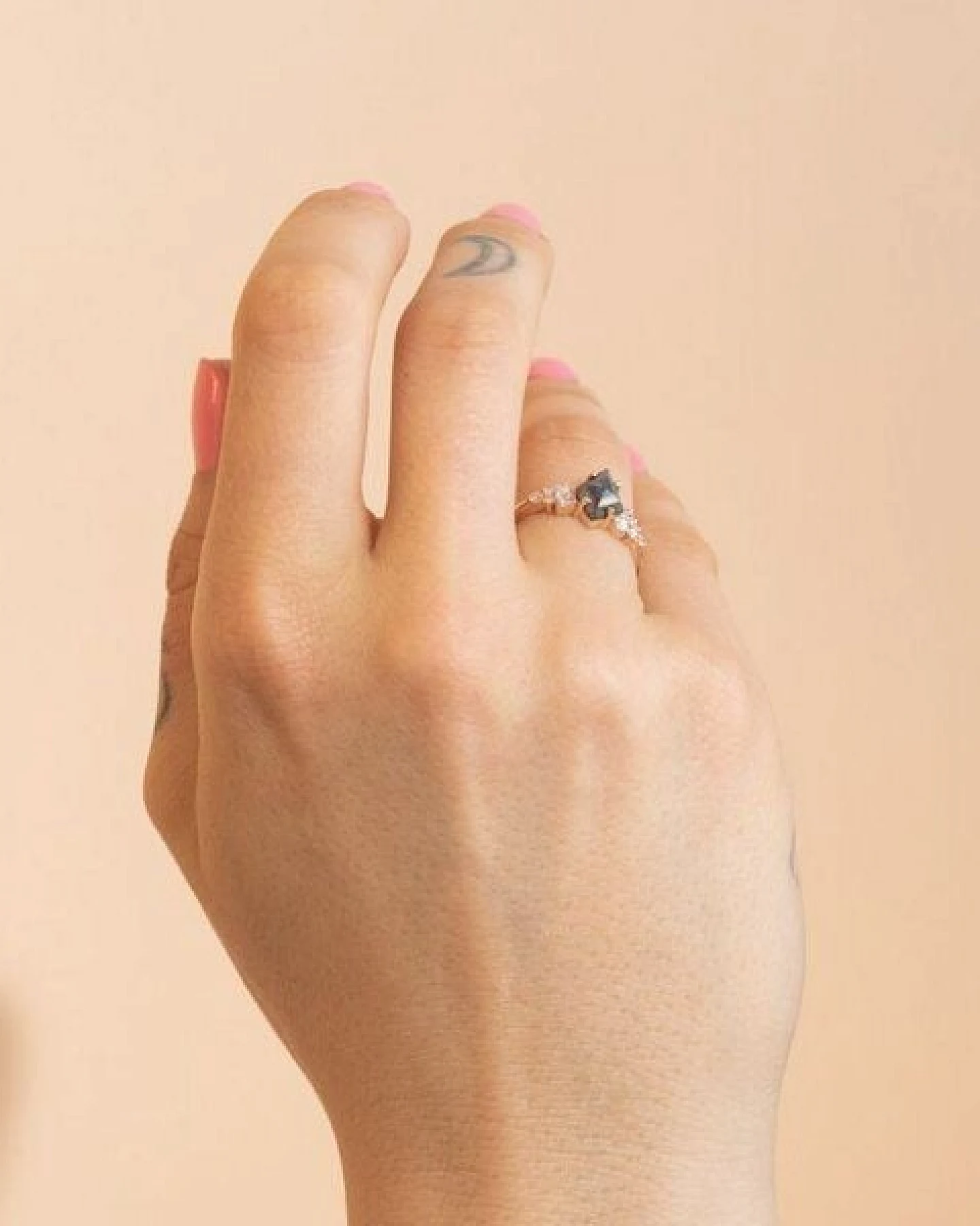 Eppi Goldener Ring mit einem Salt and Pepper Diamanten in Kite-Form Bret – Ansicht 4