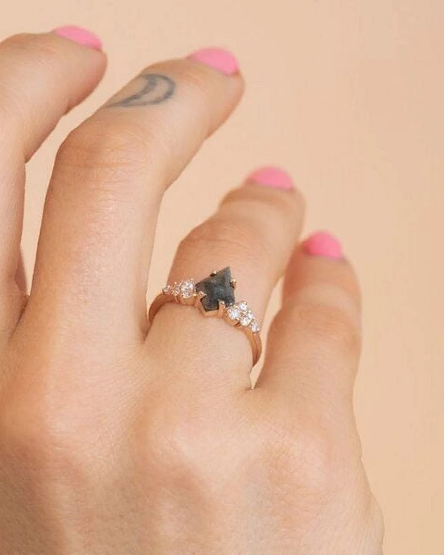 Eppi Goldener Ring mit einem Salt and Pepper Diamanten in Kite-Form Bret – Ansicht 3