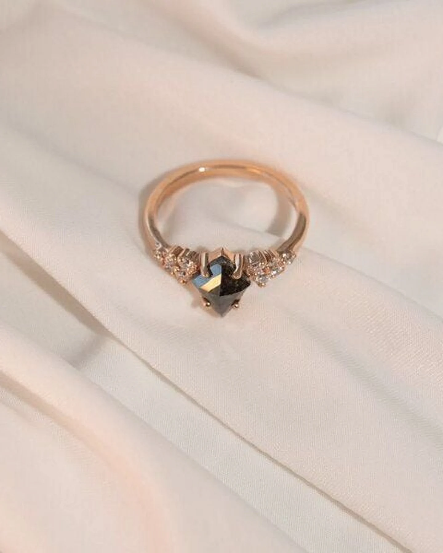 Eppi Goldener Ring mit einem Salt and Pepper Diamanten in Kite-Form Bret – Ansicht 2