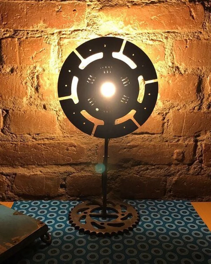 Moogoo Creative Africa Upcycling-Lampe "Suzanne" aus recycelter Kupplungsscheibe