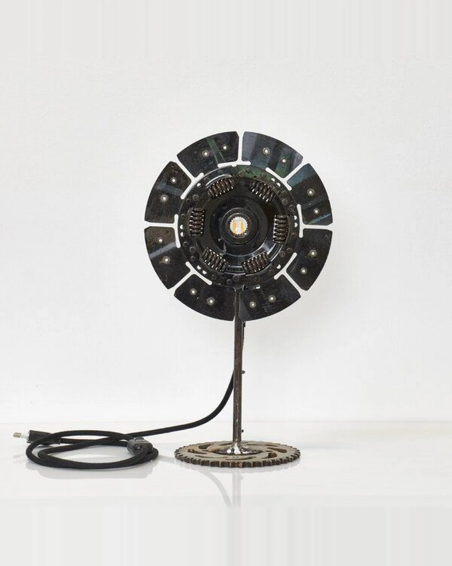 Moogoo Creative Africa Upcycling-Lampe "Suzanne" aus recycelter Kupplungsscheibe – Ansicht 2