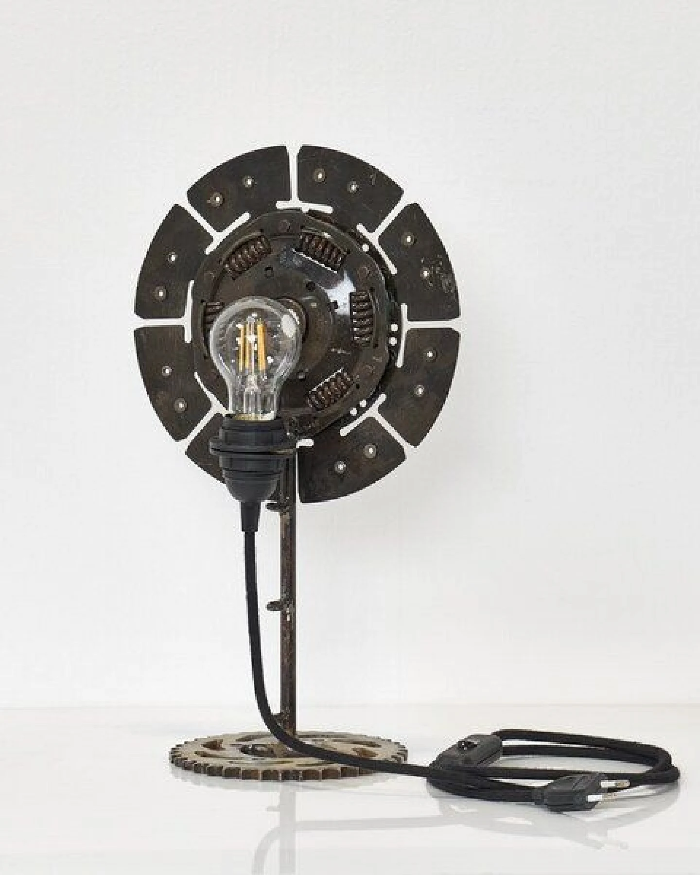Moogoo Creative Africa Upcycling-Lampe "Suzanne" aus recycelter Kupplungsscheibe – Ansicht 3