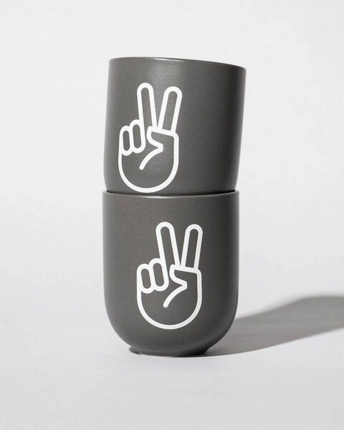 Fyngers Handgemachter Becher aus Porzellan - Modell PEACE - Füllmenge 330ml - Mattlasur – Ansicht 4