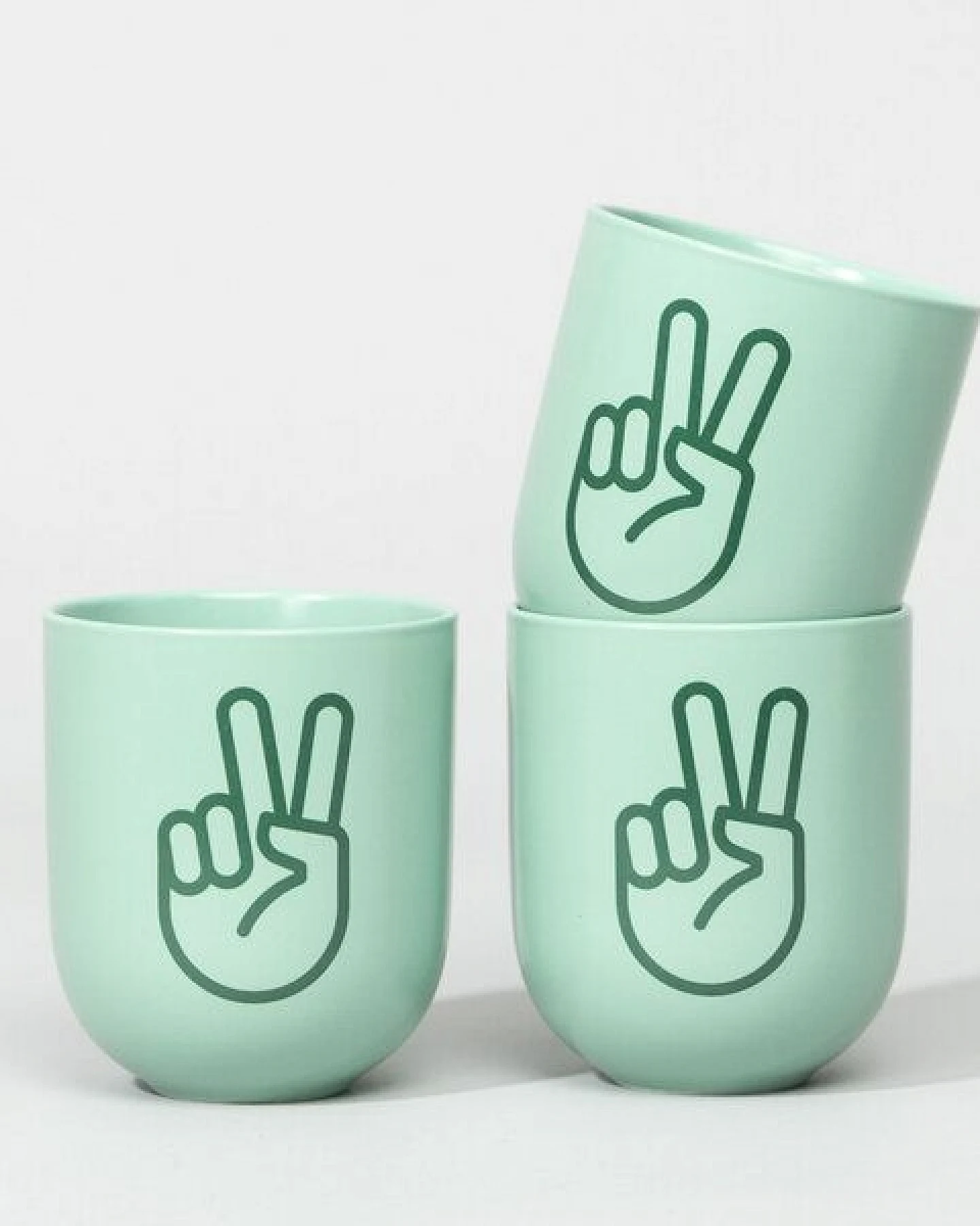 Fyngers Handgemachter Becher aus Porzellan - Modell PEACE - Füllmenge 330ml - Mattlasur – Ansicht 3