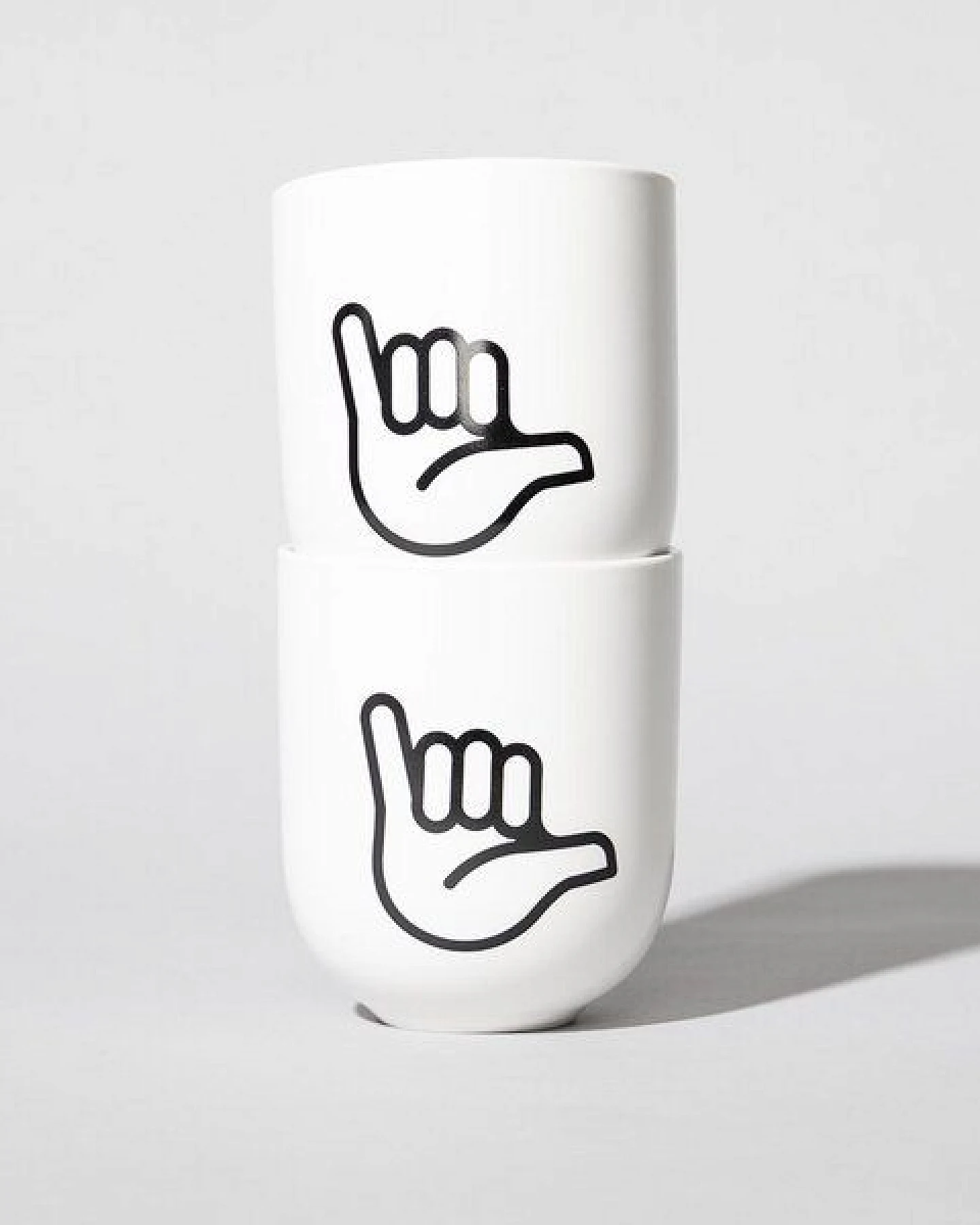 Fyngers Handgemachter Becher aus Porzellan - Modell HANG LOOSE - Füllmenge 330ml - Mattlasur – Ansicht 4