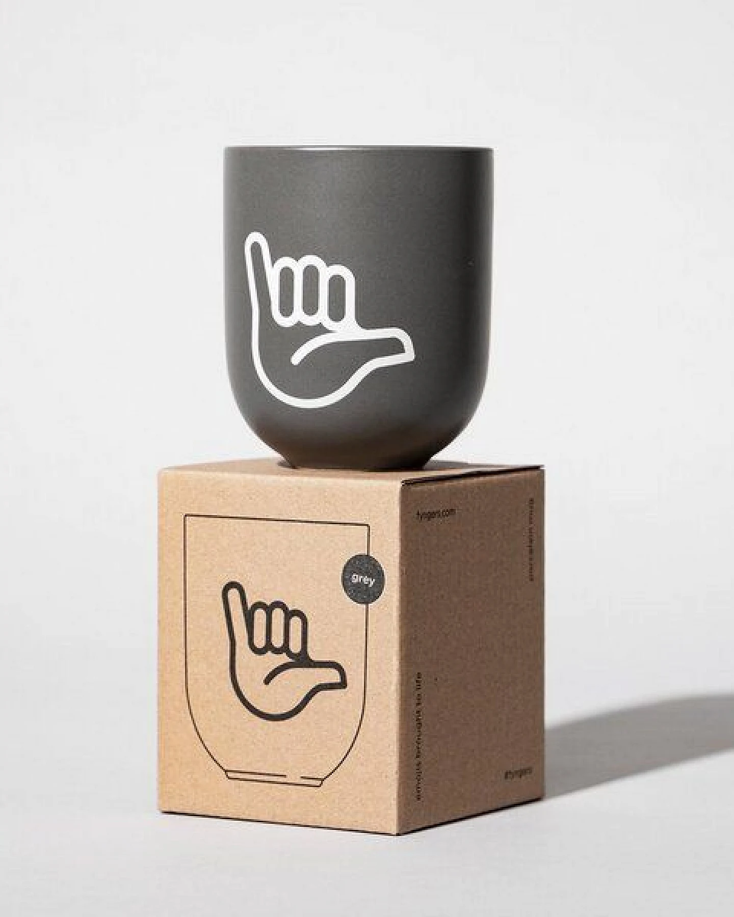 Fyngers Handgemachter Becher aus Porzellan - Modell HANG LOOSE - Füllmenge 330ml - Mattlasur – Ansicht 2