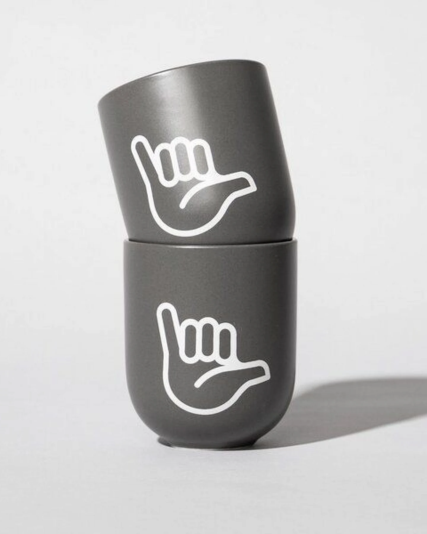 Fyngers Handgemachter Becher aus Porzellan - Modell HANG LOOSE - Füllmenge 330ml - Mattlasur – Ansicht 3