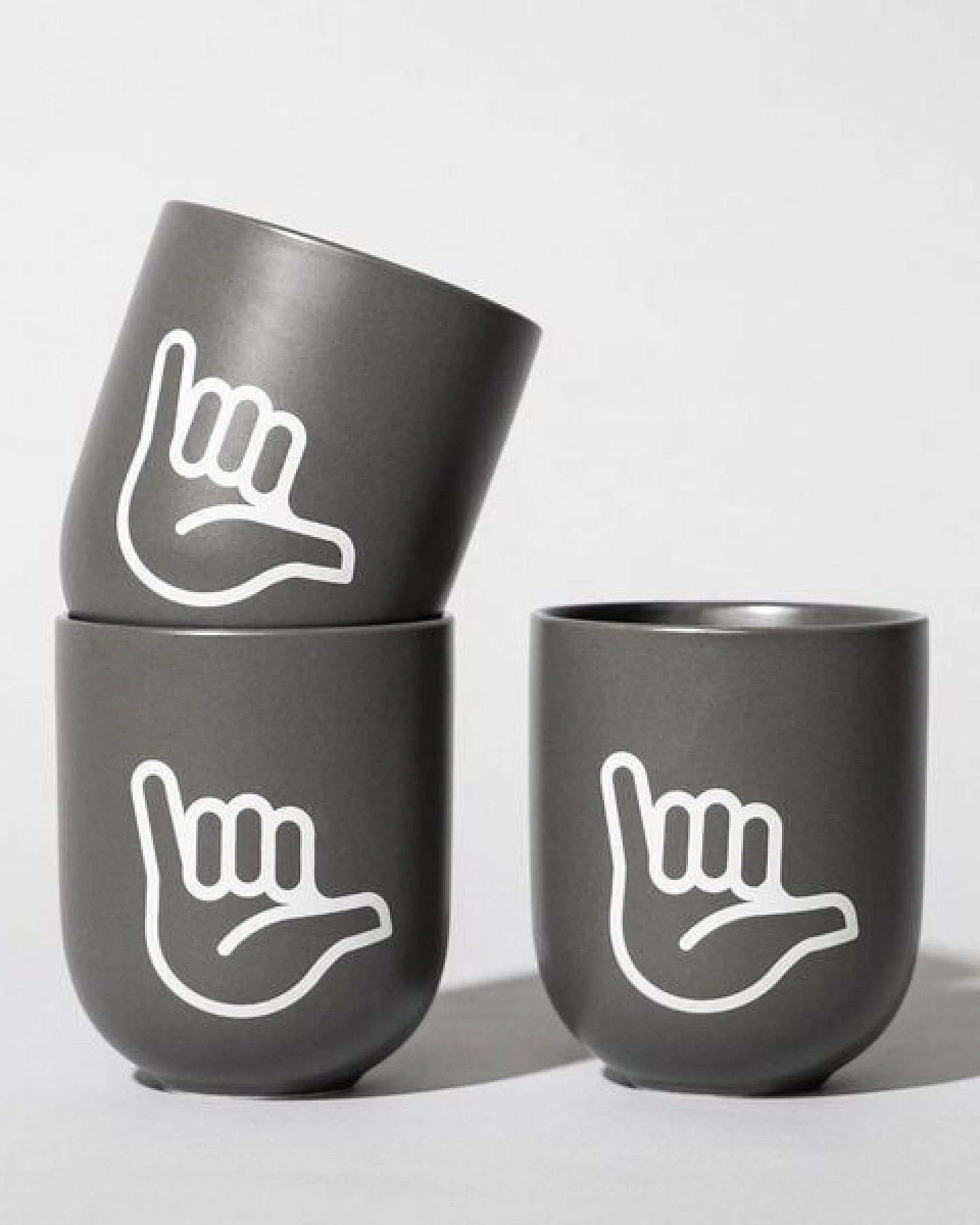 Fyngers Handgemachter Becher aus Porzellan - Modell HANG LOOSE - Füllmenge 330ml - Mattlasur – Ansicht 4