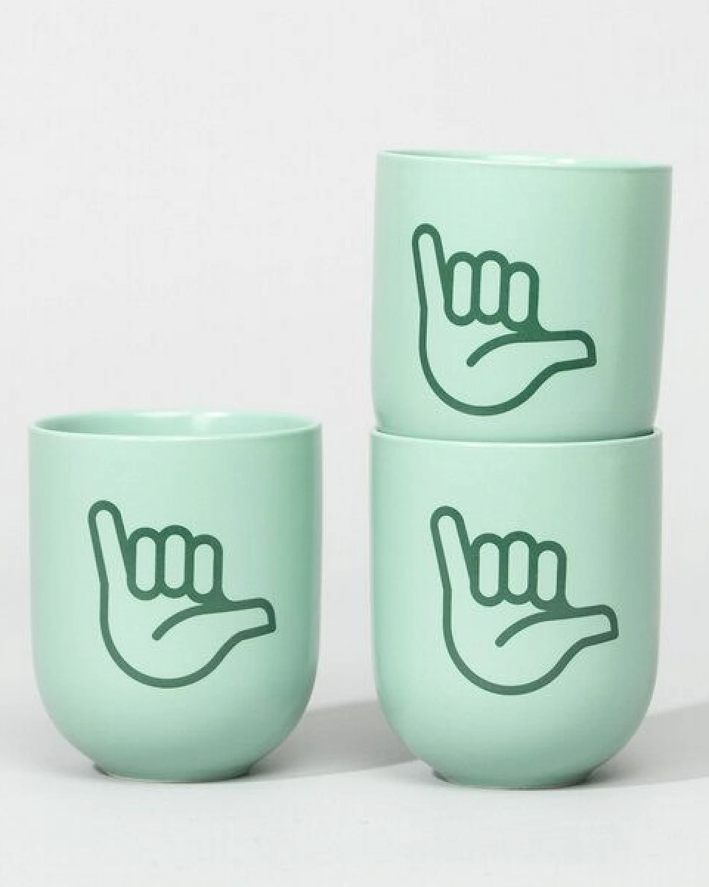 Fyngers Handgemachter Becher aus Porzellan - Modell HANG LOOSE - Füllmenge 330ml - Mattlasur – Ansicht 3