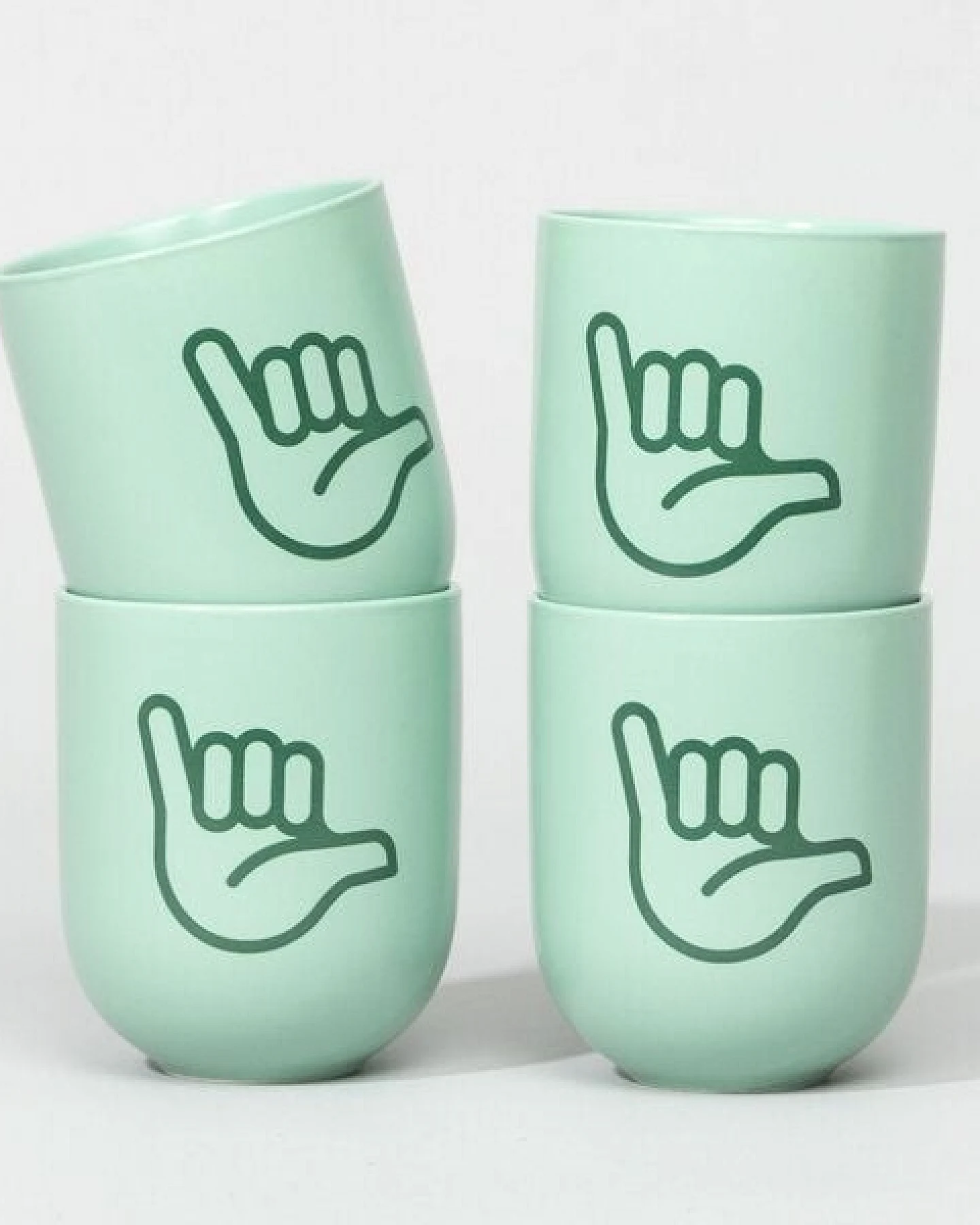 Fyngers Handgemachter Becher aus Porzellan - Modell HANG LOOSE - Füllmenge 330ml - Mattlasur – Ansicht 4