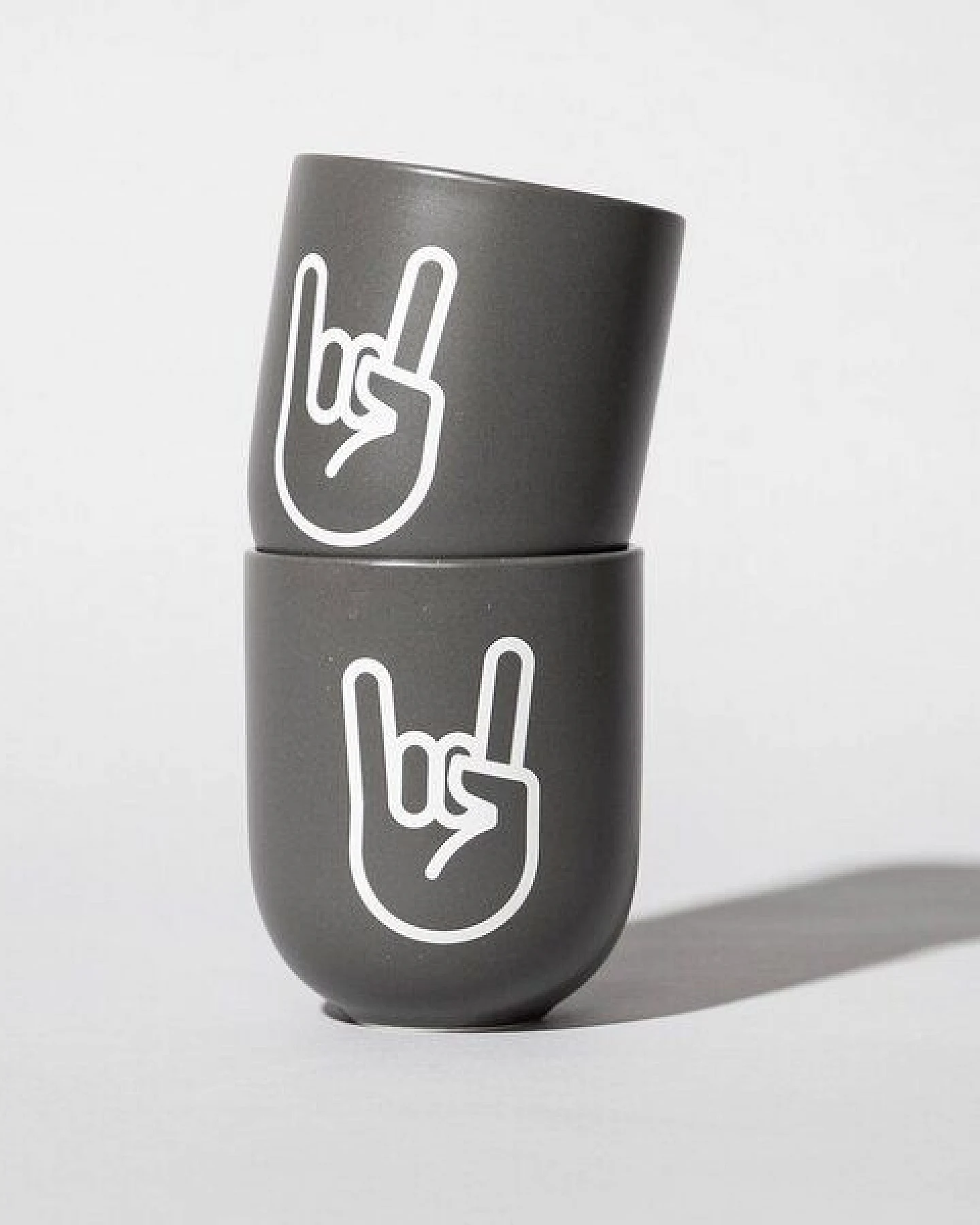 Fyngers Handgemachter Becher aus Porzellan - Modell ROCk´n´ROLL - Füllmenge 330ml - Mattlasur – Ansicht 3
