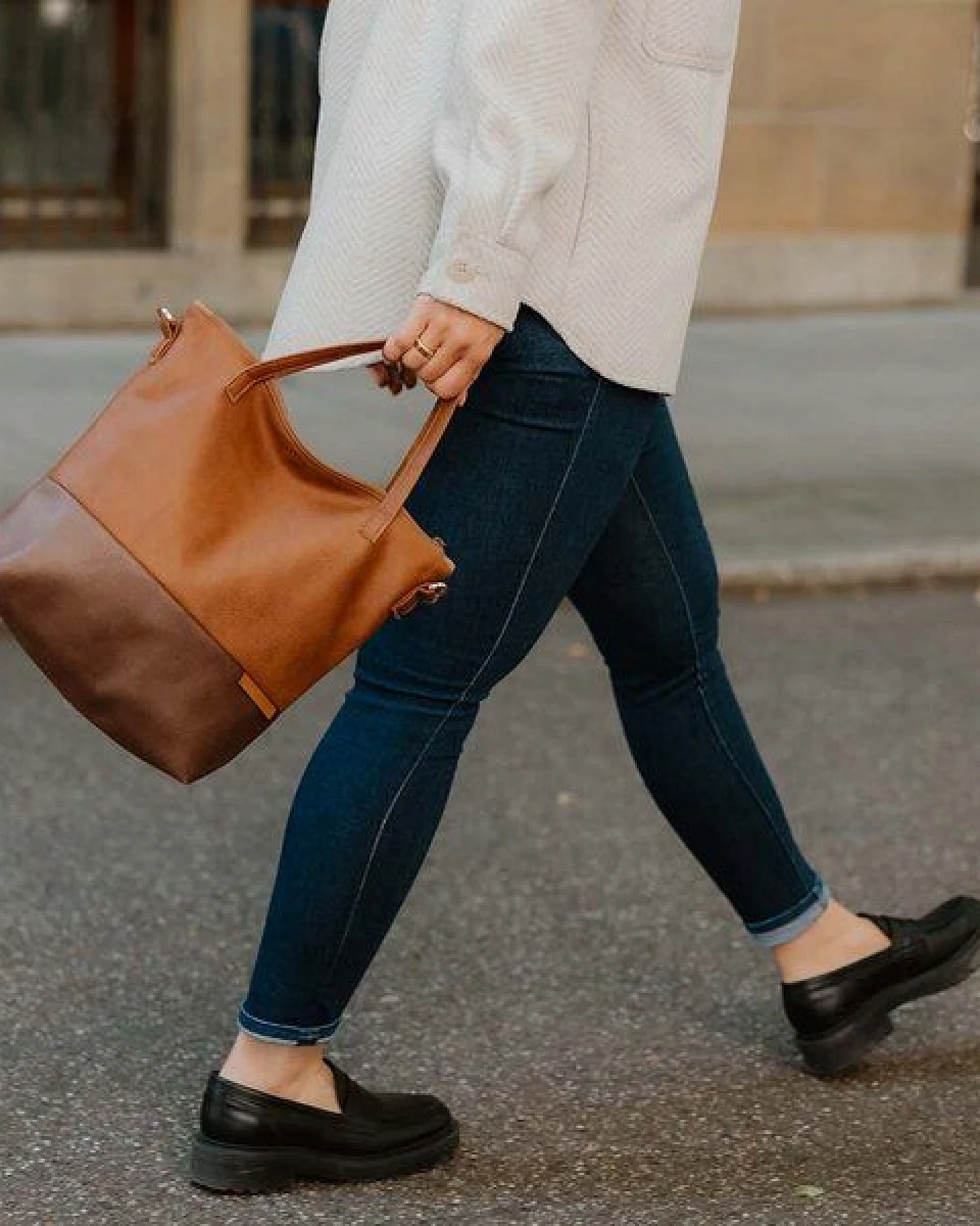 BOWLEANIES TASCHEN Mittelgroße Umhängetasche aus Lederfaserstoff – Ansicht 2