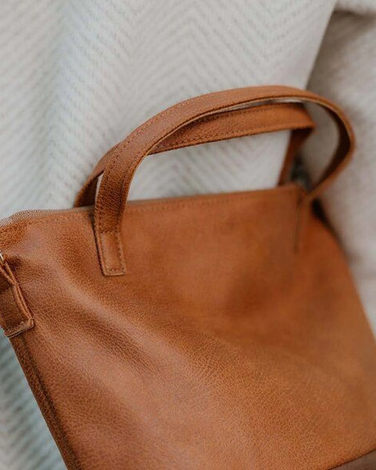 BOWLEANIES TASCHEN Mittelgroße Umhängetasche aus Lederfaserstoff – Ansicht 3