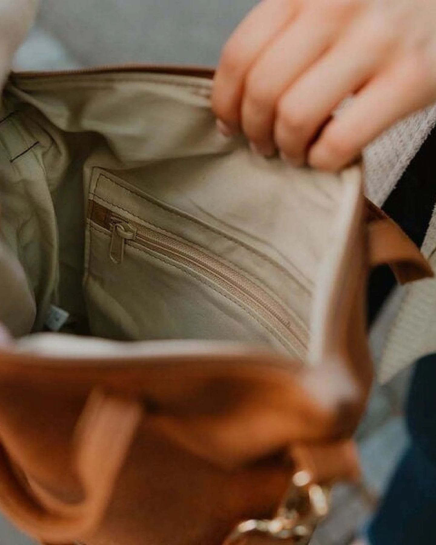 BOWLEANIES TASCHEN Mittelgroße Umhängetasche aus Lederfaserstoff – Ansicht 4