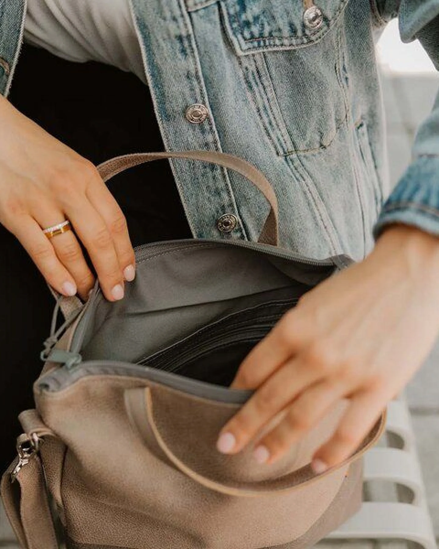 BOWLEANIES TASCHEN Mittelgroße Umhängetasche aus Lederfaserstoff – Ansicht 3