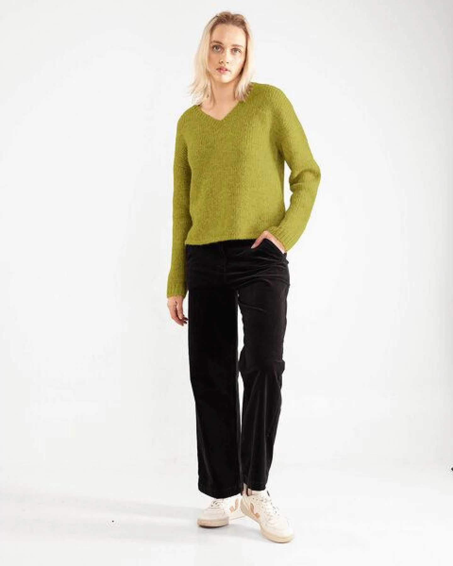 Alma & Lovis Pullover mit V-Ausschnitt aus Suri-Alpaka – Ansicht 2