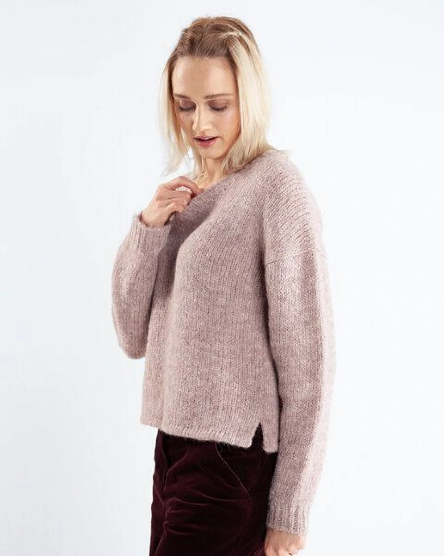 Alma & Lovis Pullover mit V-Ausschnitt aus Suri-Alpaka – Ansicht 3