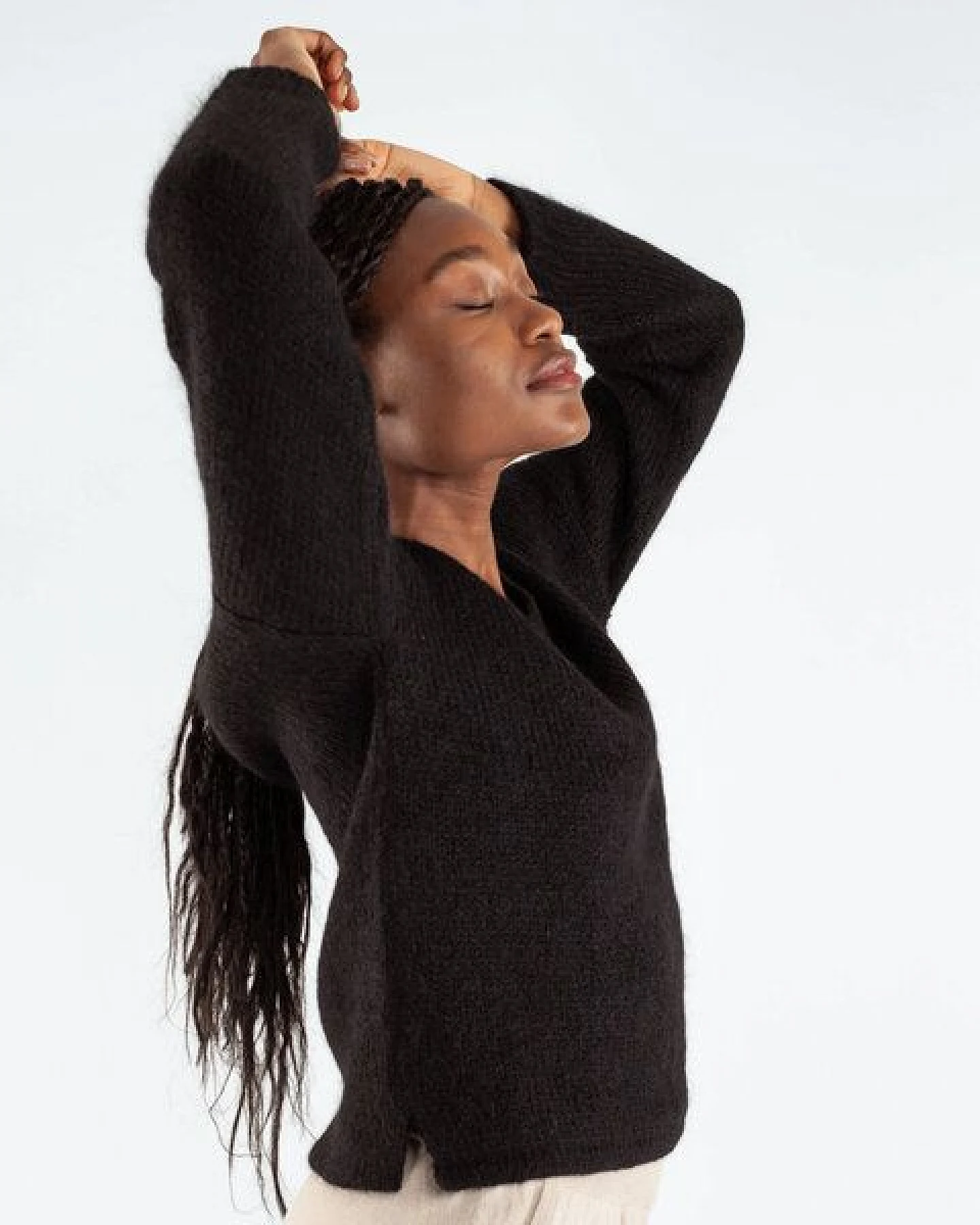 Alma & Lovis Pullover mit V-Ausschnitt aus Suri-Alpaka – Ansicht 3
