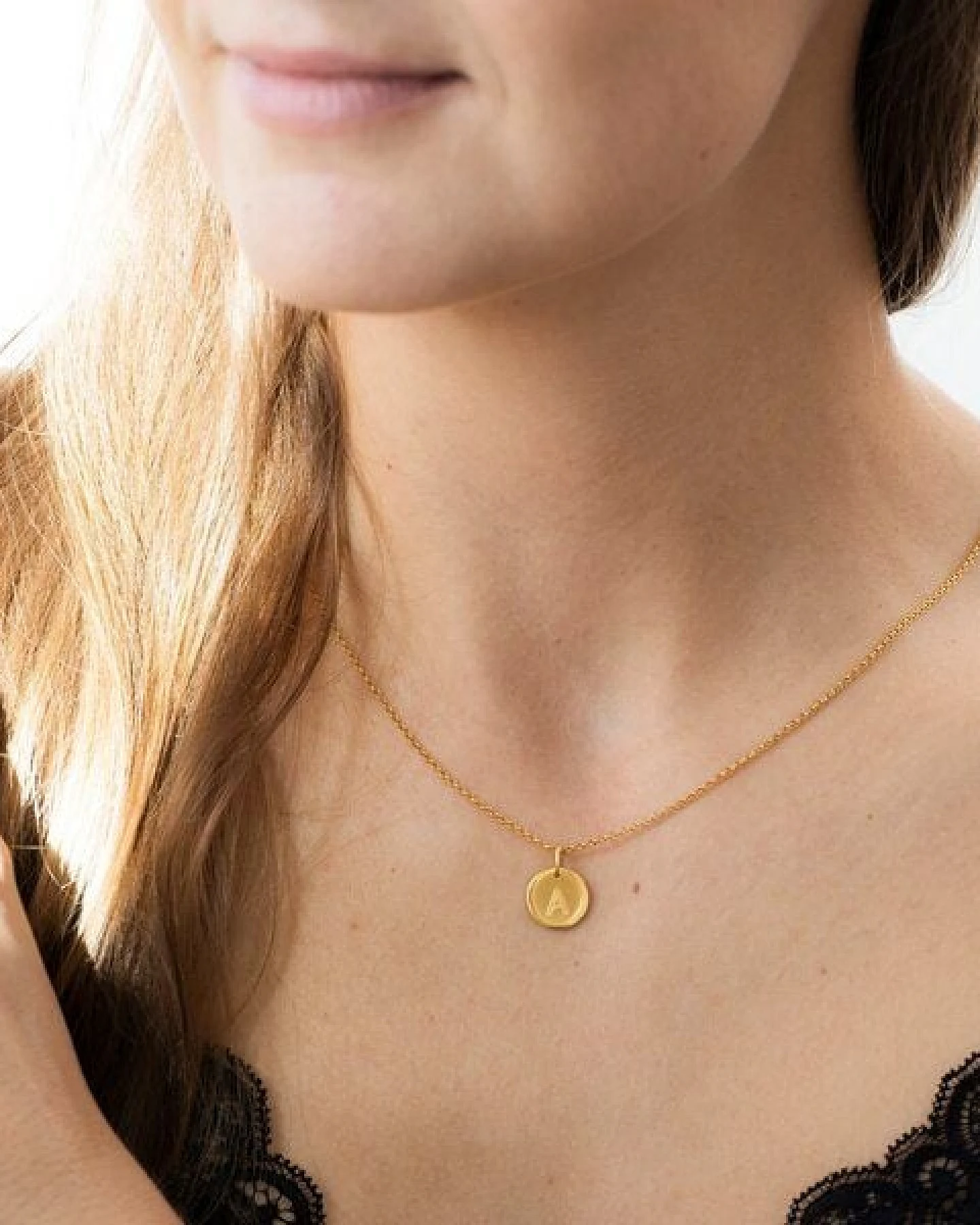 MOANINA Kette Buchstabe Initialen Gold - 925 Silber/18k Gold Vermeil - 3 Längen – Ansicht 3