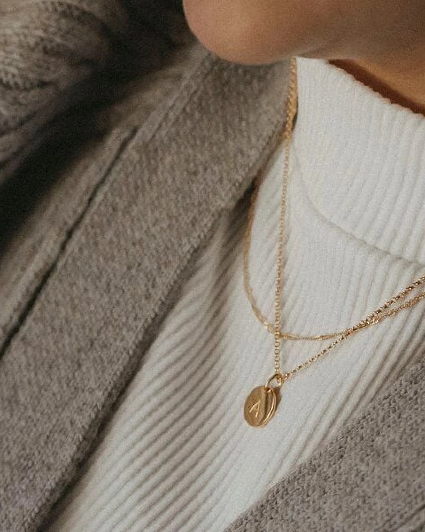 MOANINA Kette Buchstabe Initialen Gold - 925 Silber/18k Gold Vermeil - 3 Längen – Ansicht 4
