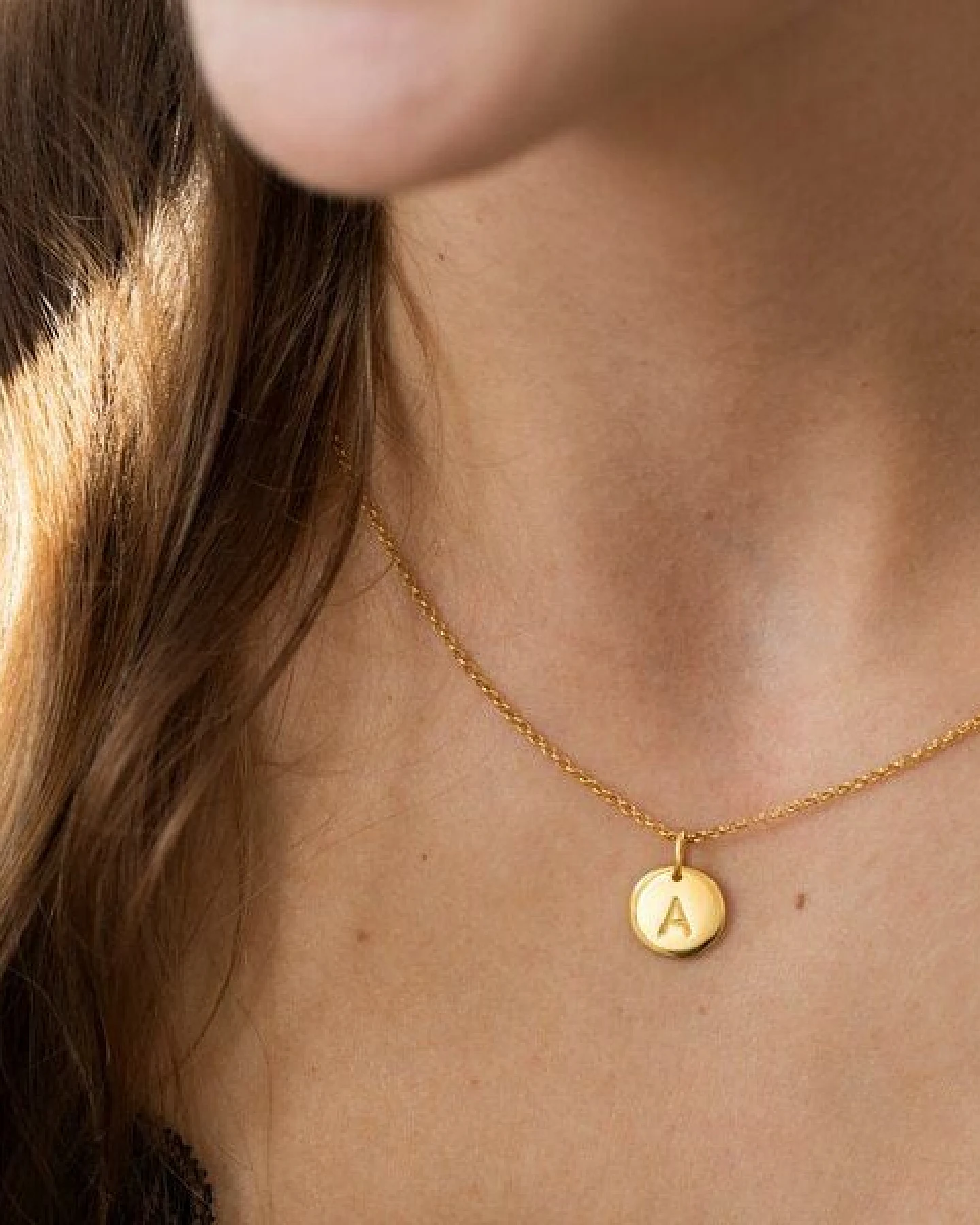 MOANINA Kette Buchstabe Initialen Gold - 925 Silber/18k Gold Vermeil - 3 Längen – Ansicht 2