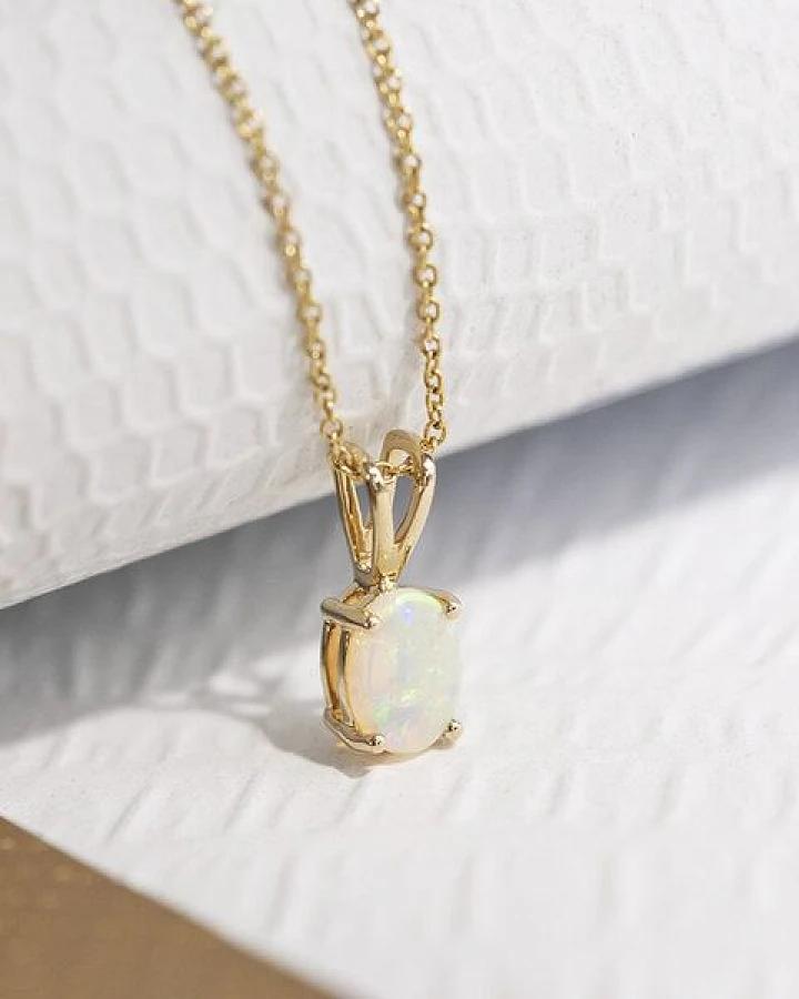 Eppi Anhänger mit einem ovalen Opal Elleanor