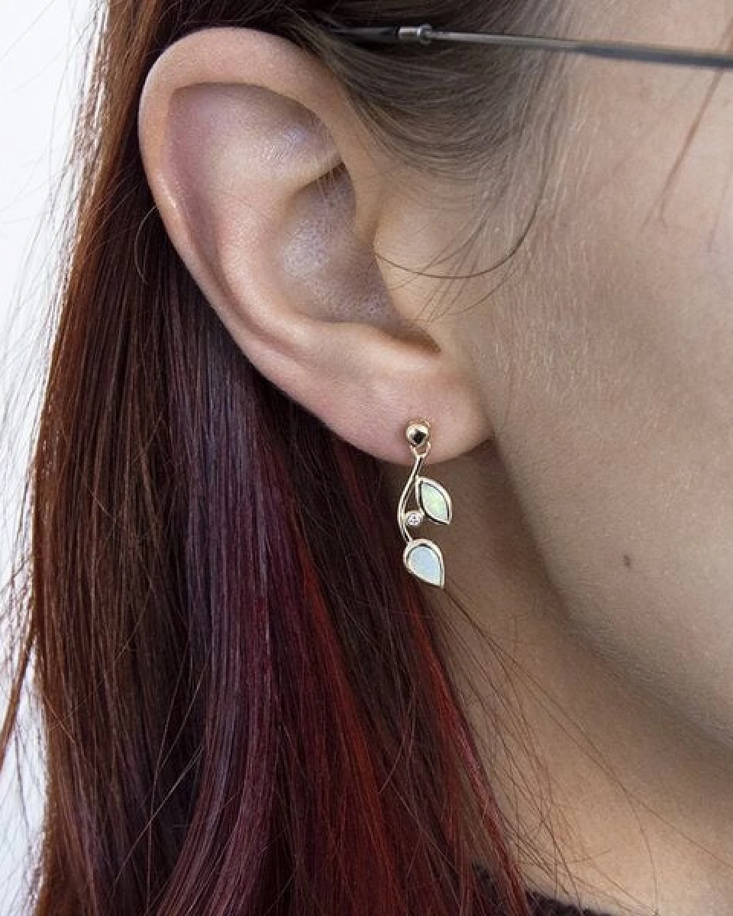 Eppi Ohrstecker mit Opalen in Blattform und Diamanten Corbett – Ansicht 4