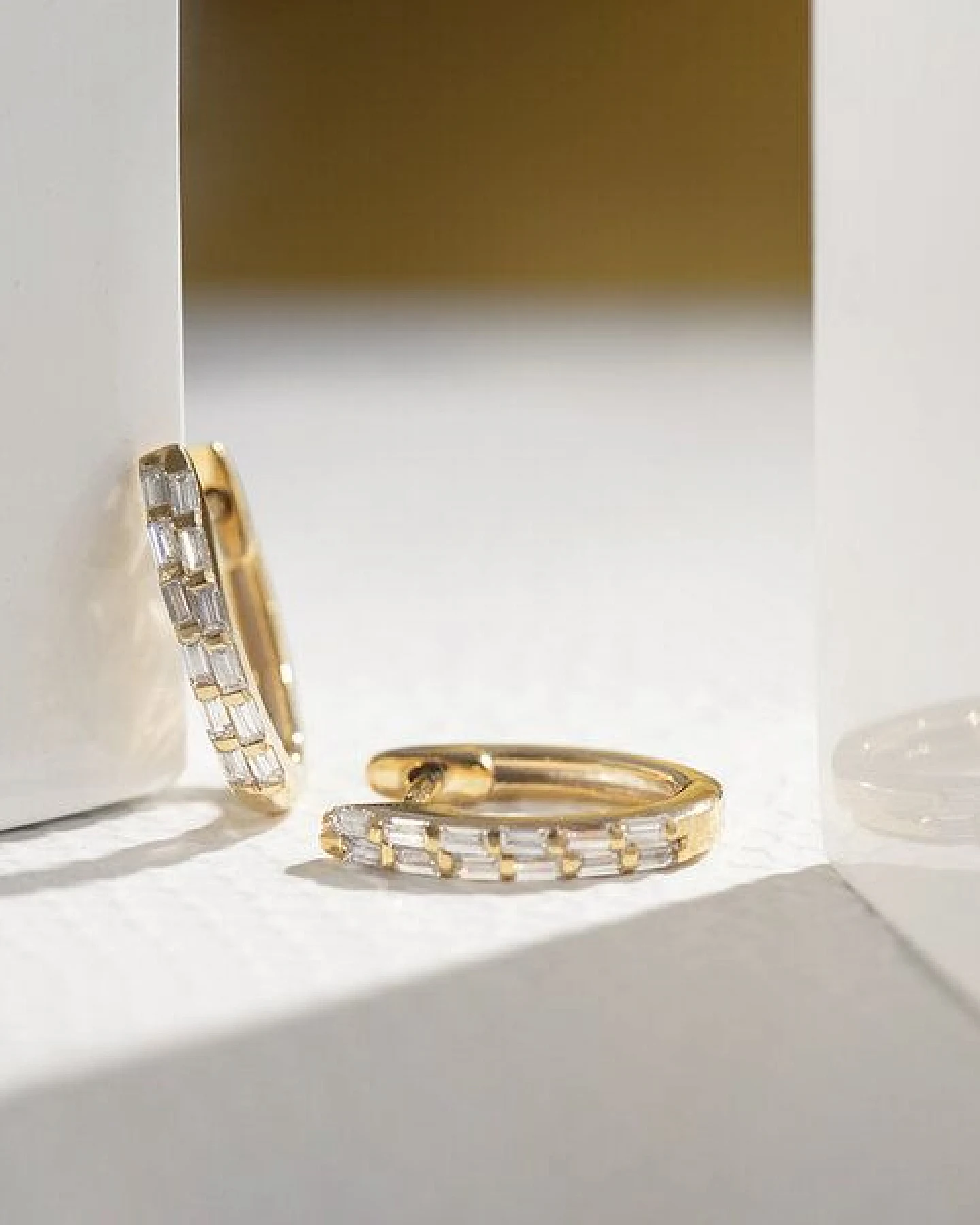 Eppi Runde Ohrringe mit Lab Grown Diamanten in Baguette-Form Hamish – Ansicht 2