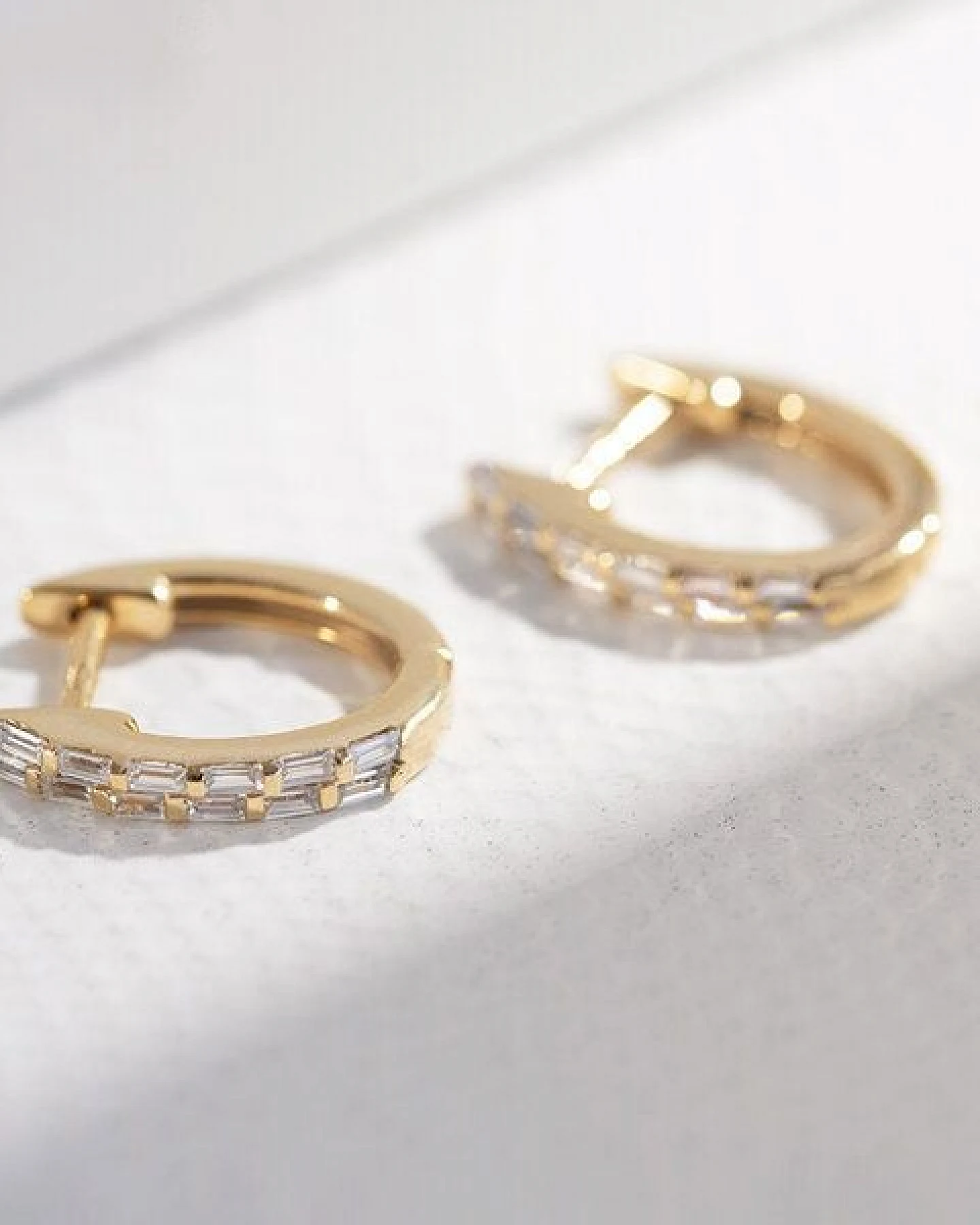 Eppi Runde Ohrringe mit Lab Grown Diamanten in Baguette-Form Hamish – Ansicht 4