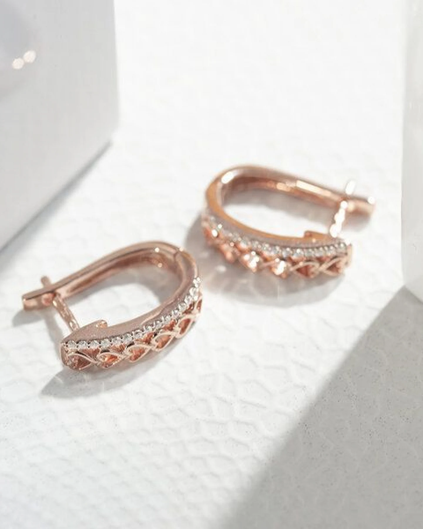Eppi Runde Ohrringe mit Lab Grown Diamanten und Herzen Emmalyn – Ansicht 2