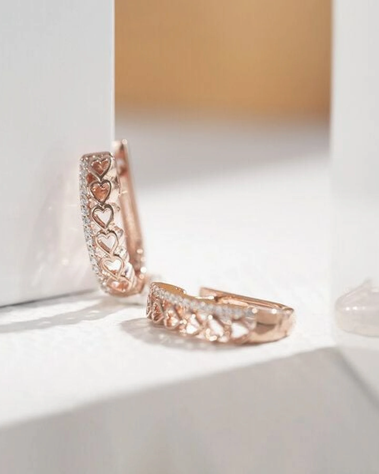 Eppi Runde Ohrringe mit Lab Grown Diamanten und Herzen Emmalyn – Ansicht 4