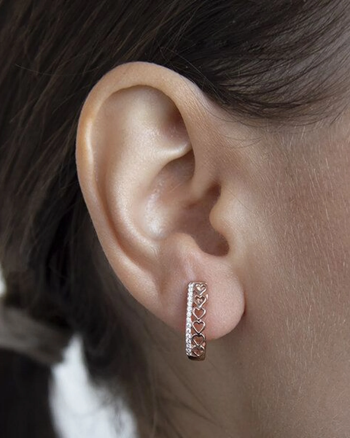 Eppi Runde Ohrringe mit Lab Grown Diamanten und Herzen Emmalyn – Ansicht 4